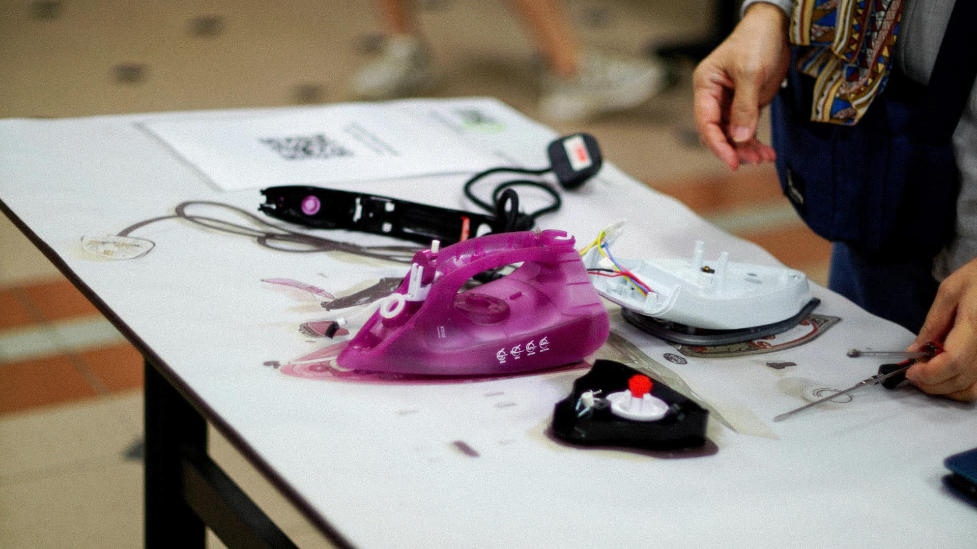 I designed a canvas that features a dismantled iron. Allowing members of public to learn about the inner workings of the product, while also learning how to repair them independently through videos and step-by-step guide.
