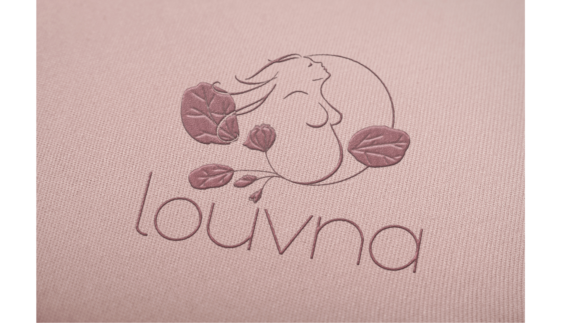 photo mise en situation du logotype broderie rose vieilli foncé sur tissu rose vieilli clair