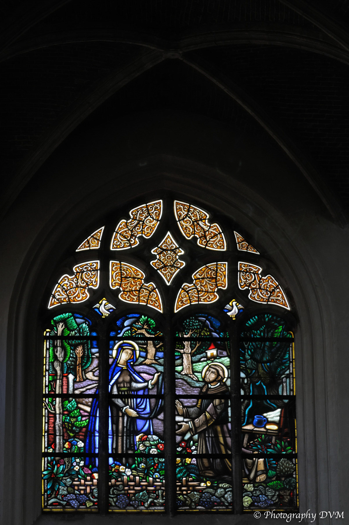 Glasraam in de Sint-Katharinakerk door Jan Willemen - Stained glass window at St. Katharina Church by Jan Willemen