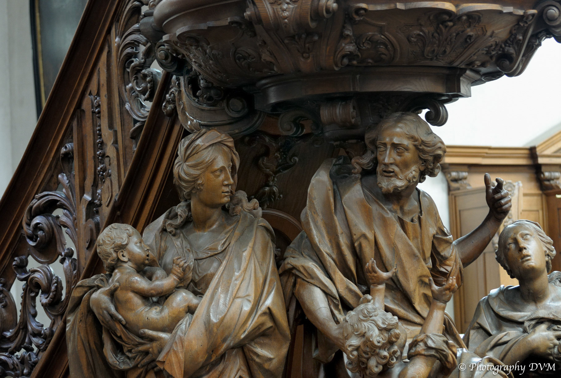 Groep onder de predikstoel - Group under the pulpit