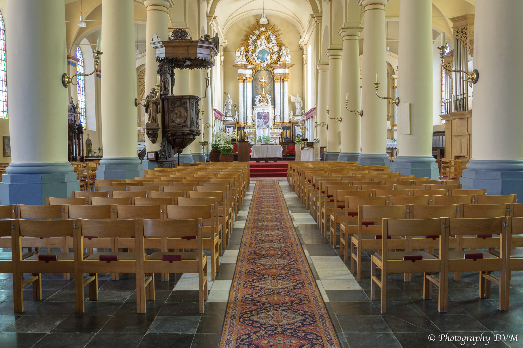 Parish Church of our Lady and Saint Leodegar - Parochiekerk Onze-Lieve-Vrouw en Sint-Leodegarius