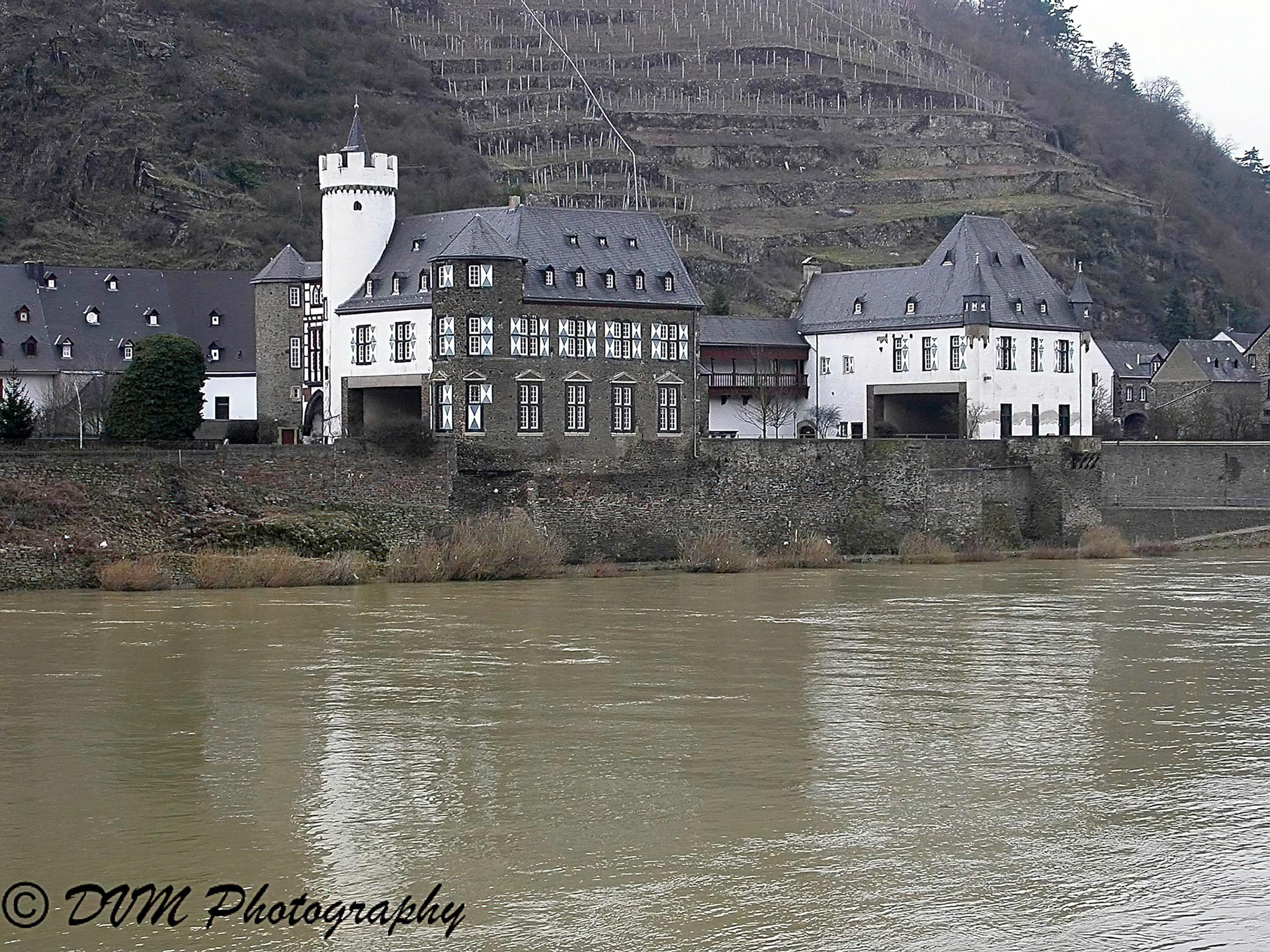 Rijweg onder huis - Roadway under house >>>>> Germany