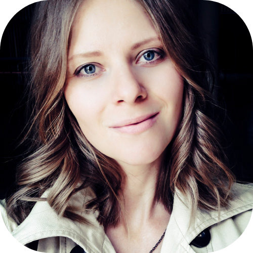 White woman with blue eyes and light coloured hair wearing professional clothes on a website offering human blog content writing.