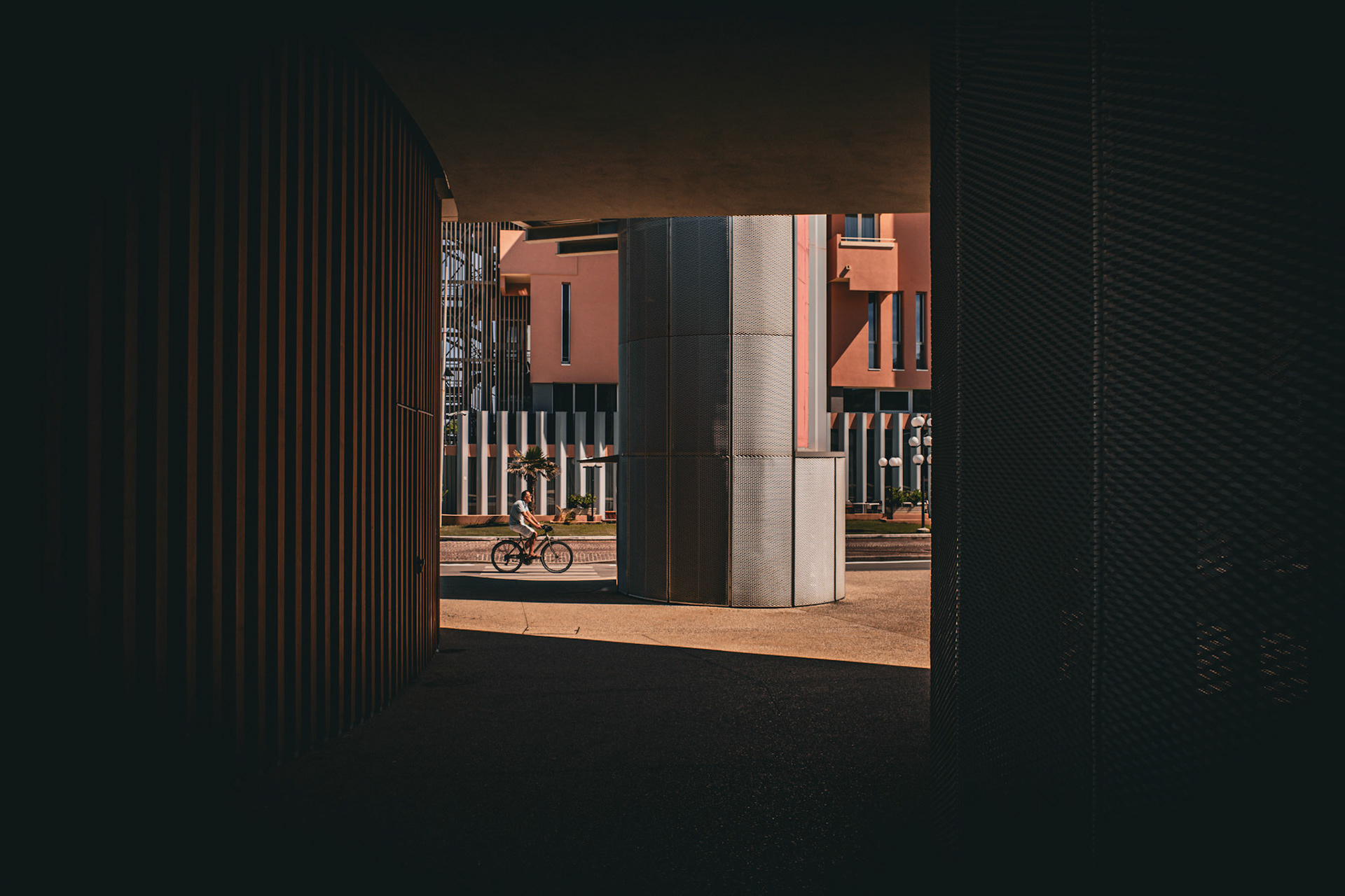 The geometry of silence