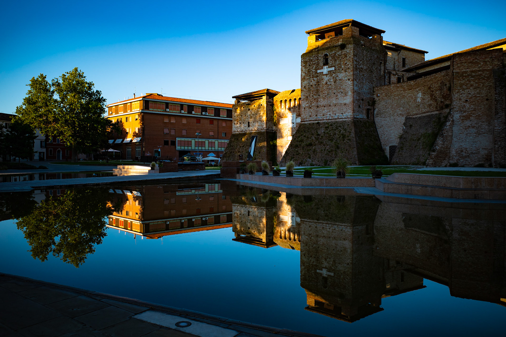 Mirror of still fortresses