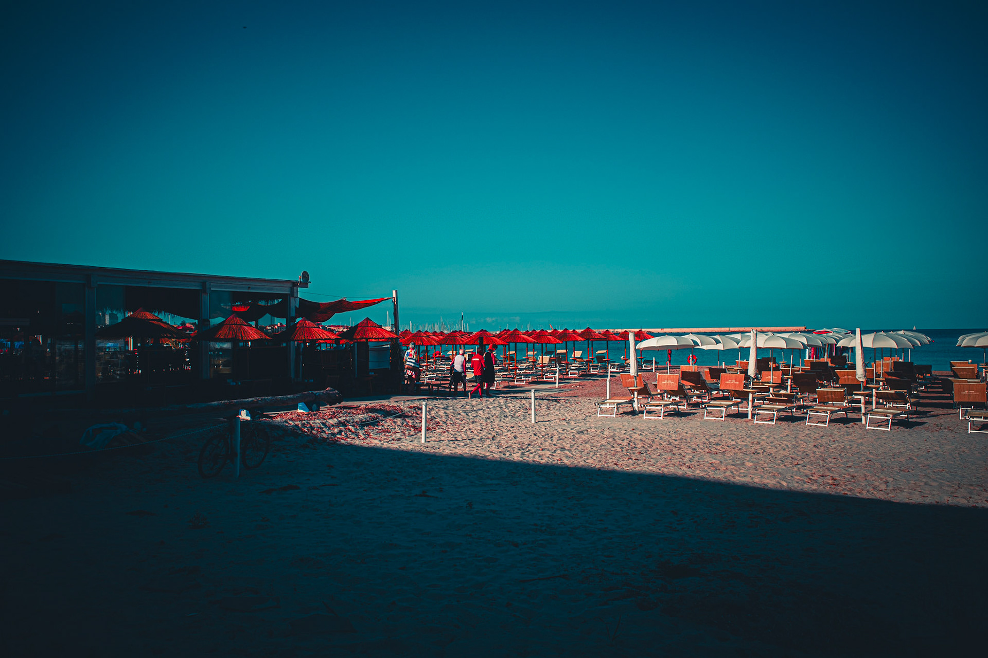 Scarlet silence before the tide