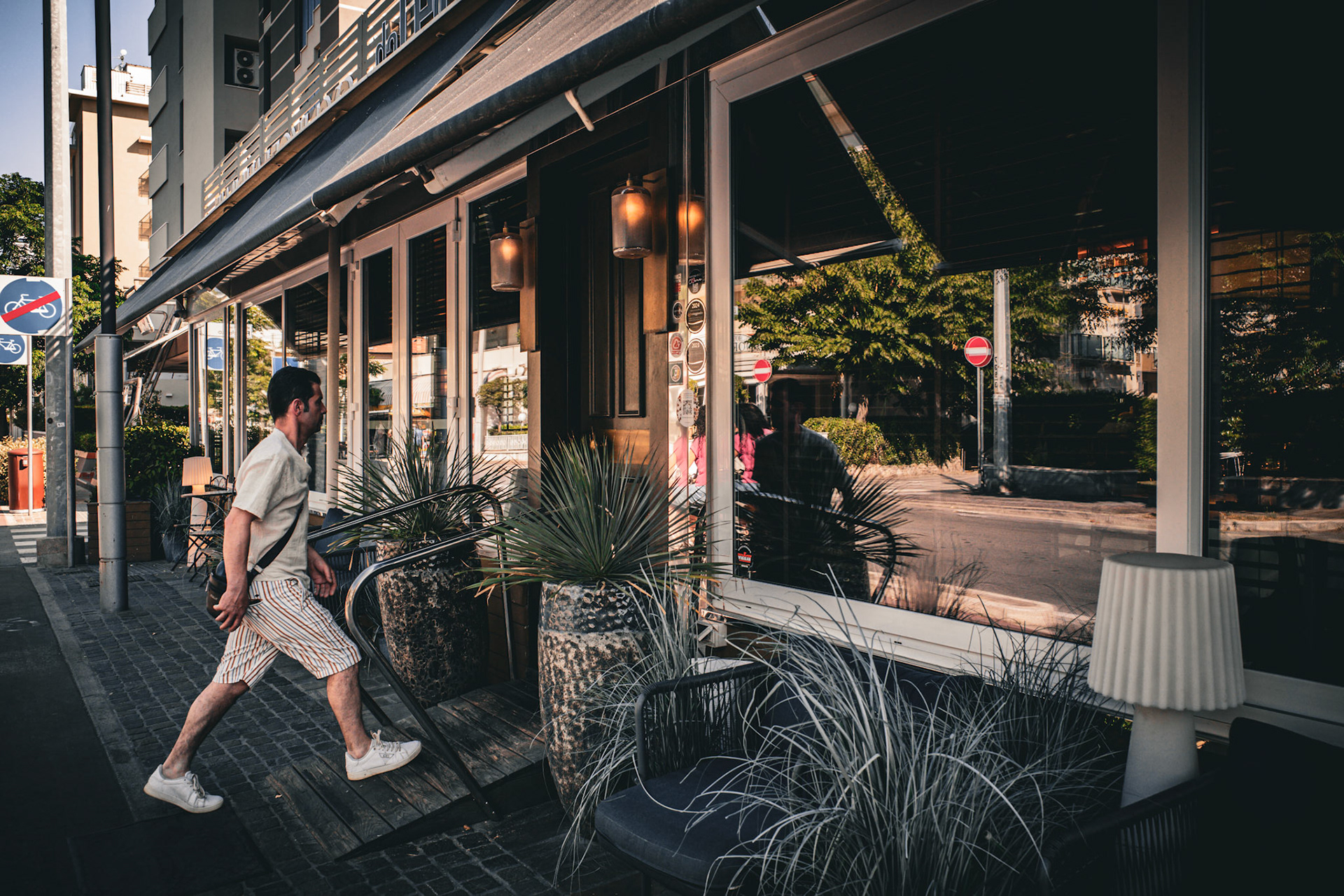 Crossing shadows, entering stories