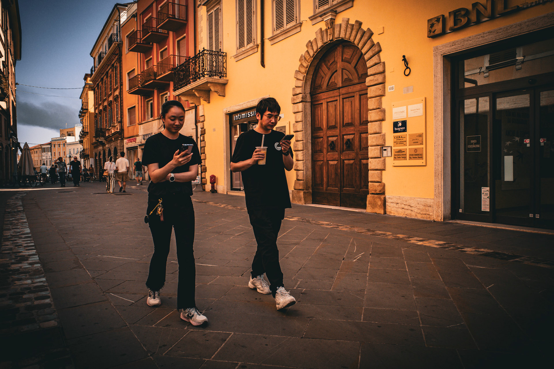 Parallel worlds in the same step