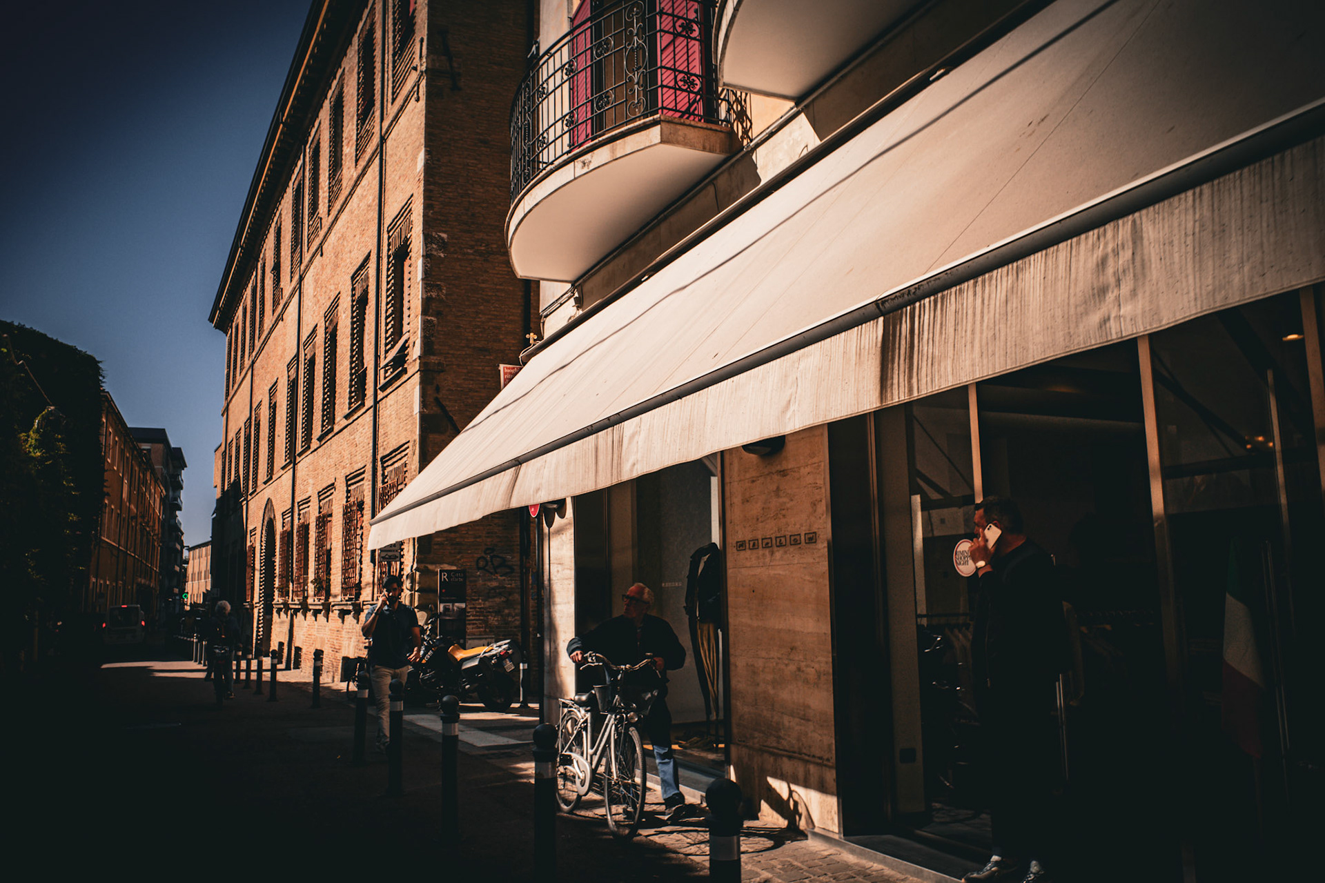 Between threshold and silence