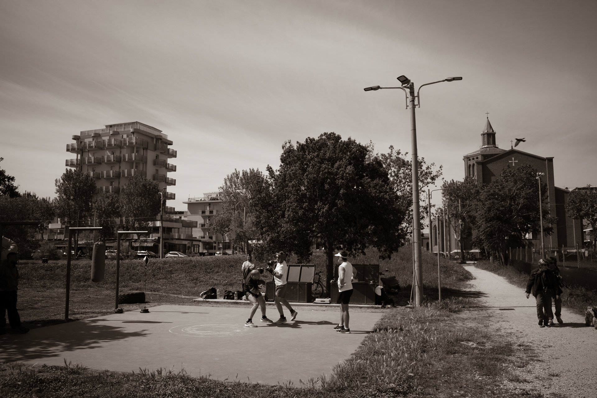 Beneath the sky, between strikes and stillness