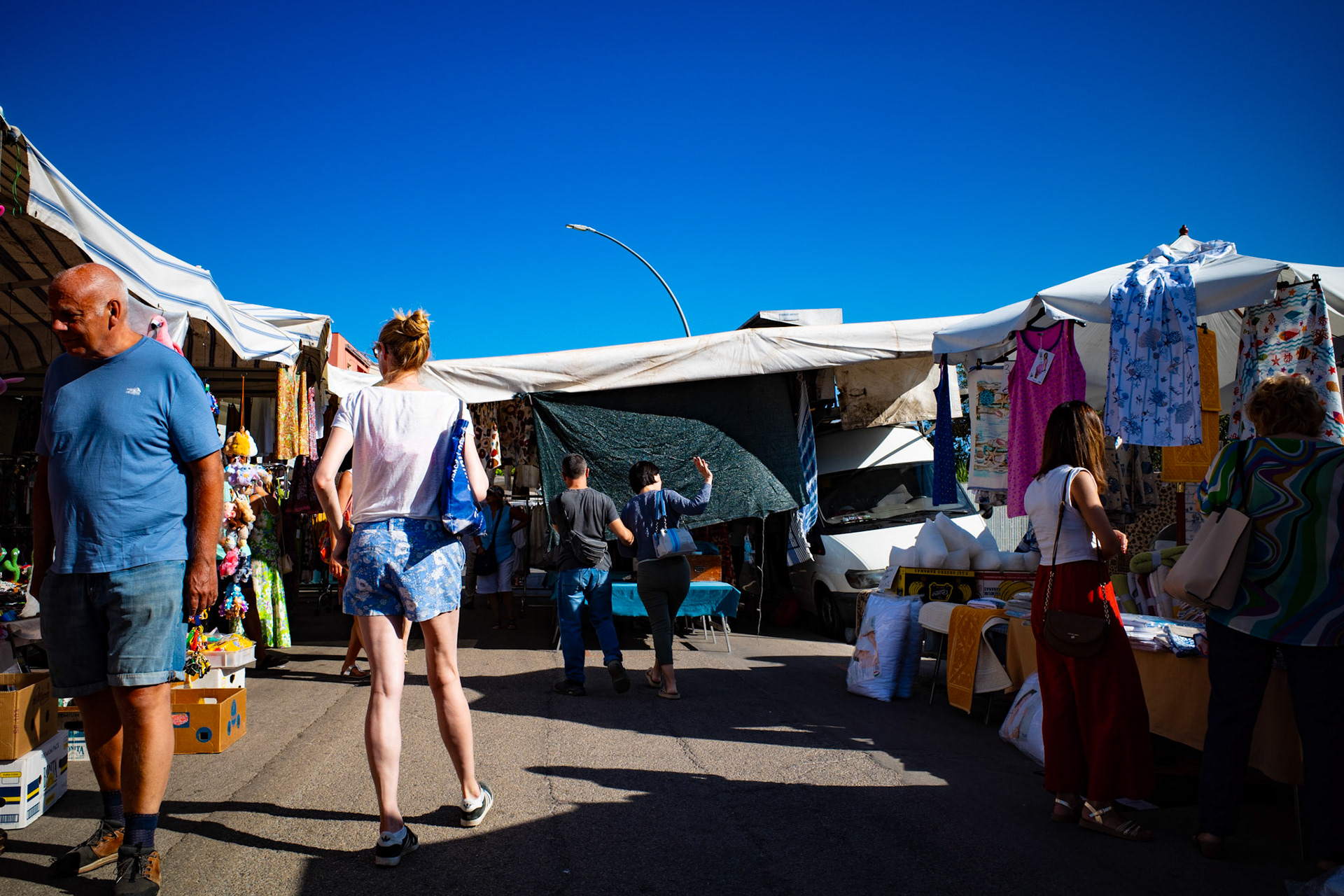 Steps and colors under the market sun