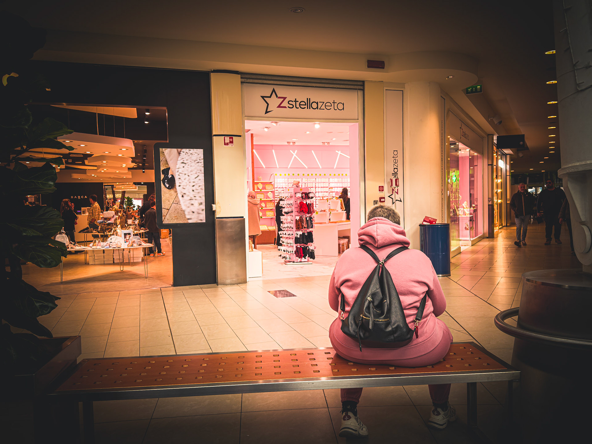Between rose and amber: Waiting on a shopping afternoon