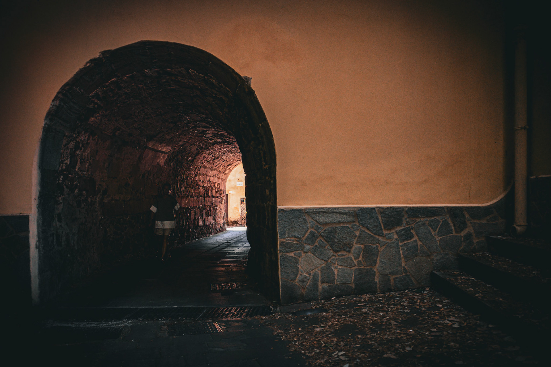 Between silence and the light