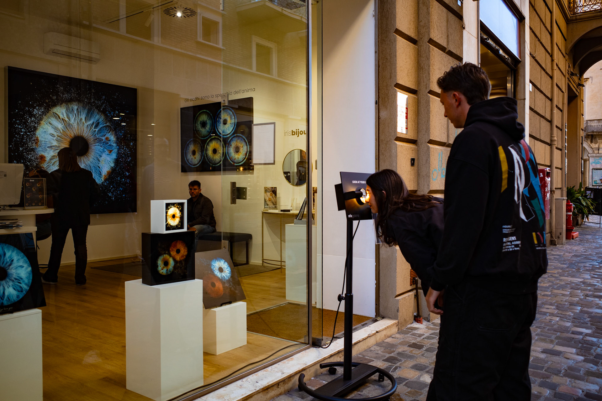 To see oneself seeing