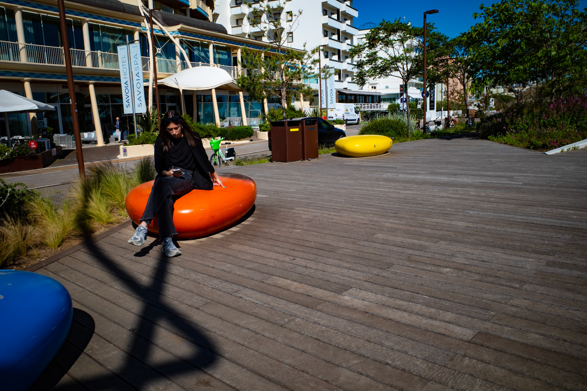 Silent waves on asphalt planets