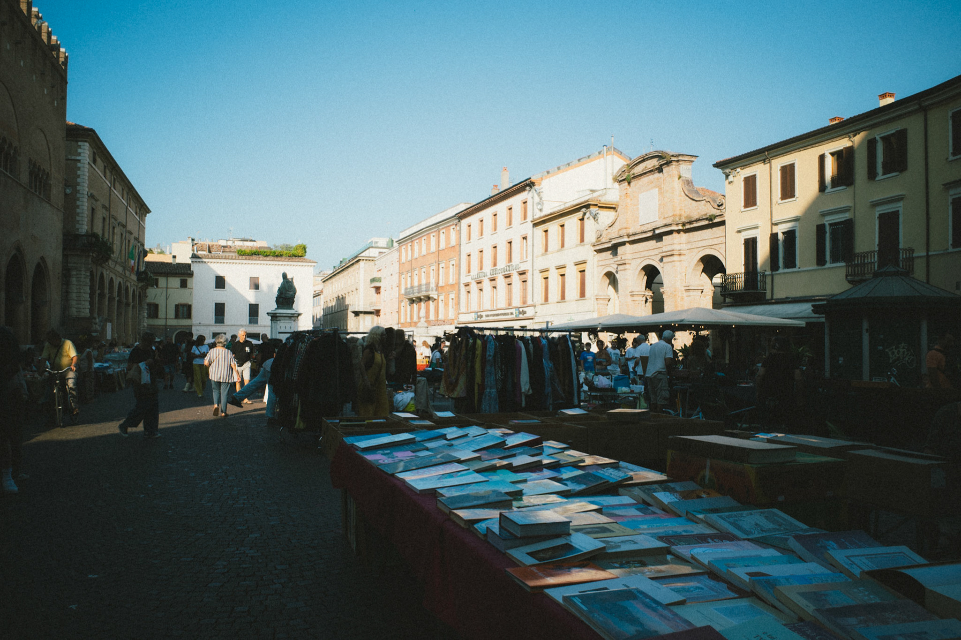 Afternoon market of forgotten words
