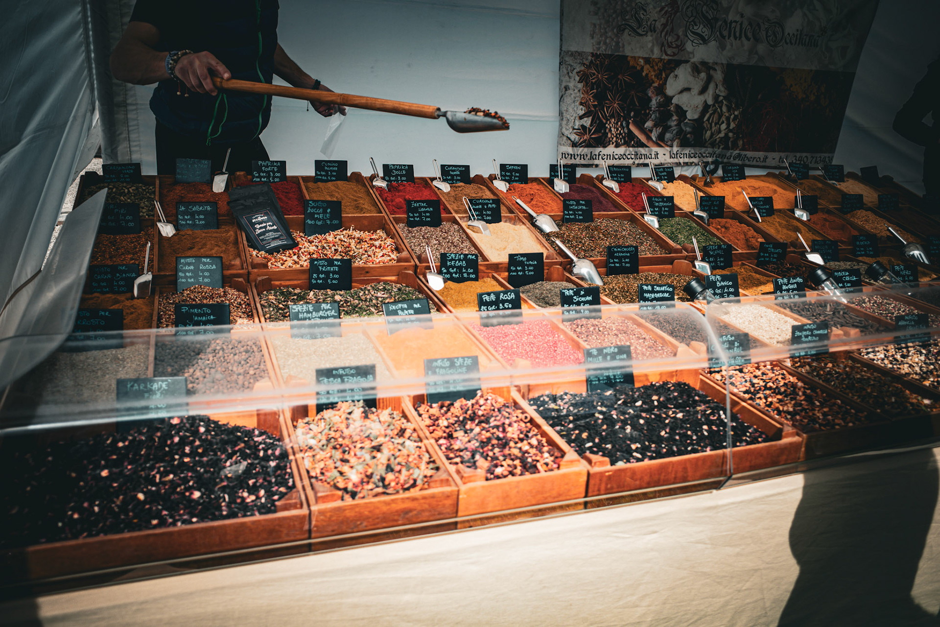 The colors and aromas of spices