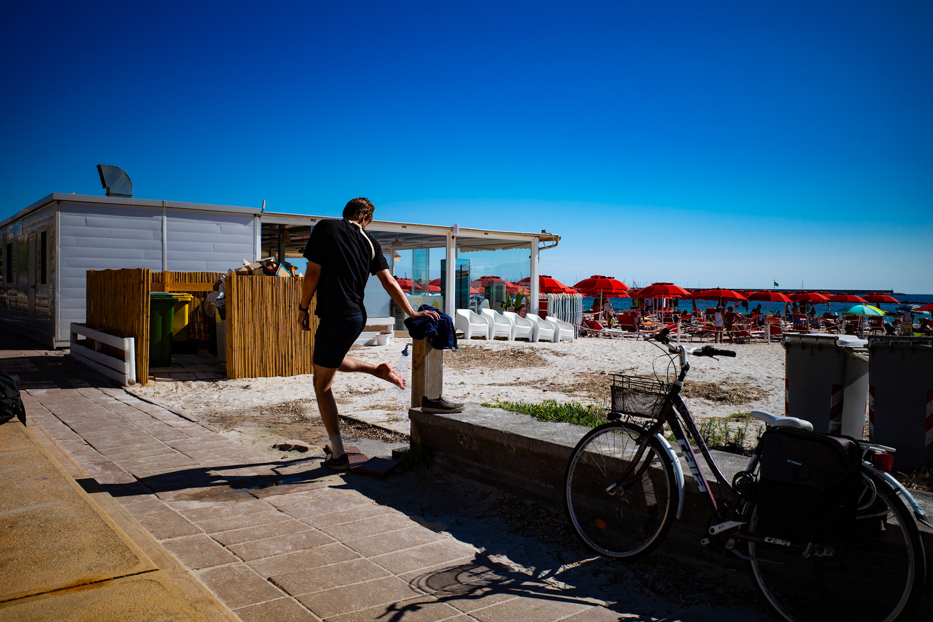 The pause between sea and sole