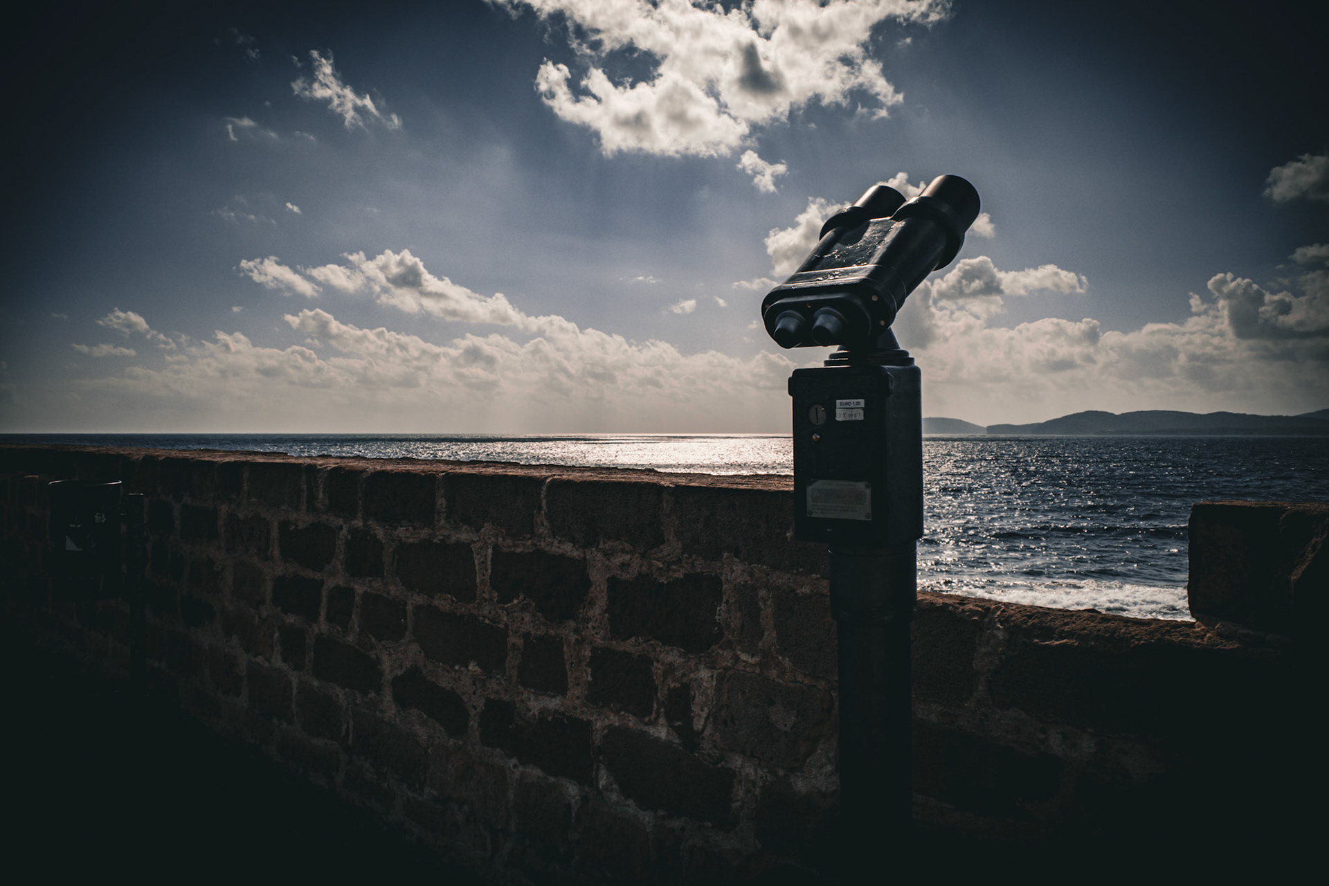 Through the lens of the horizon