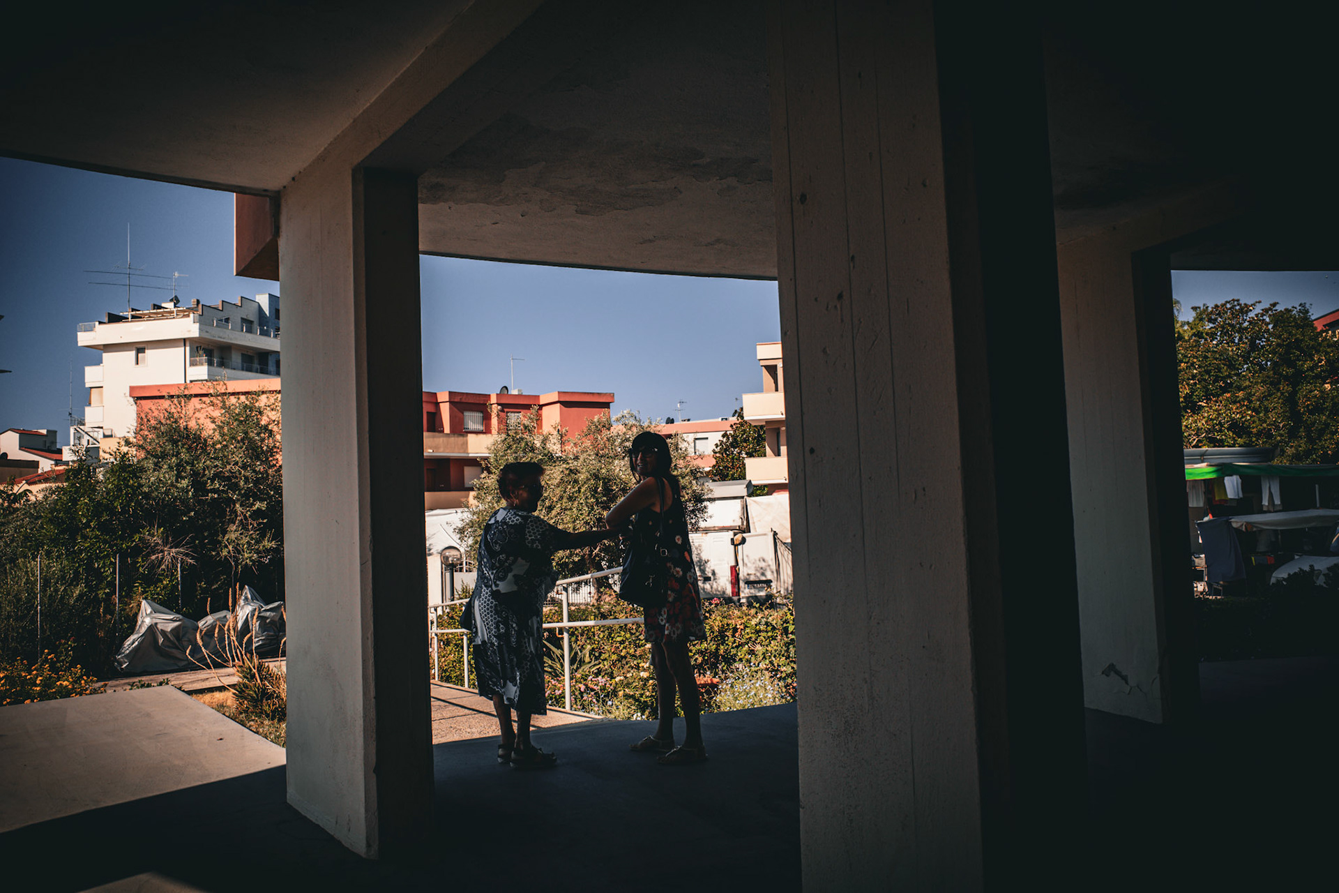 Between pillars and whispers