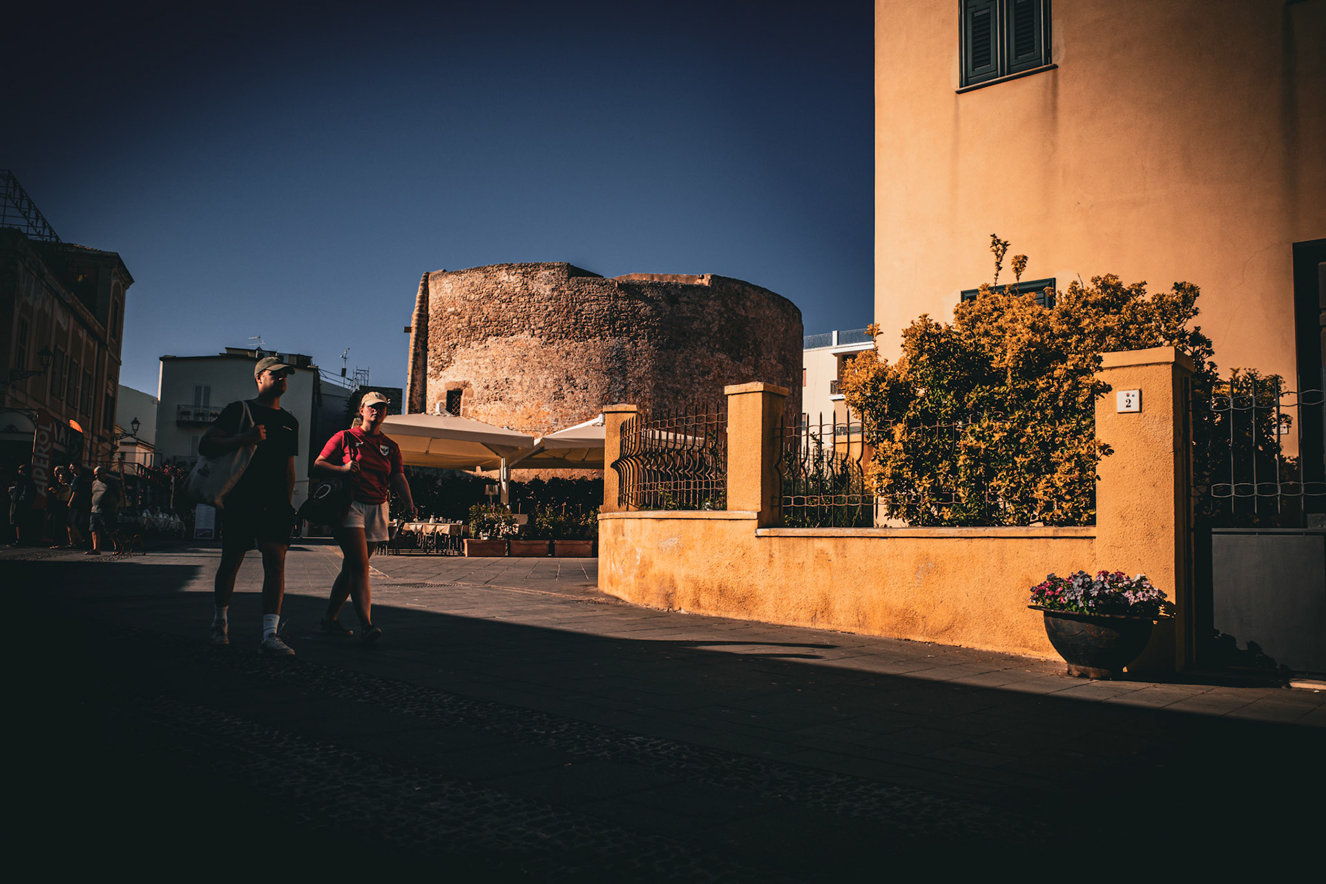 Echoes under the amber wall