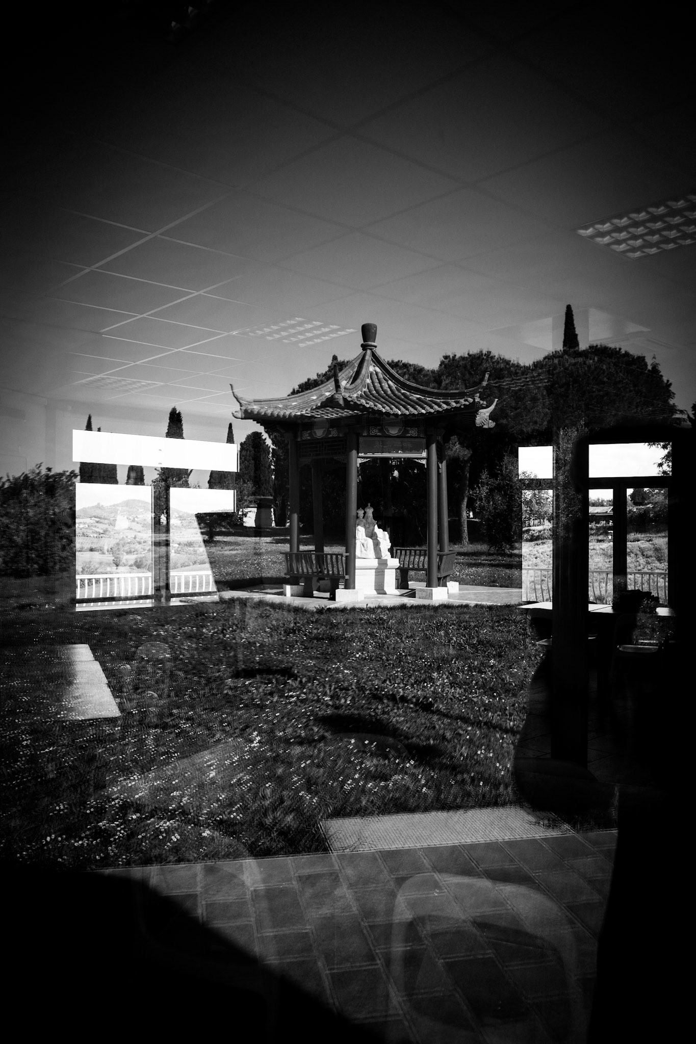 The pavilion between worlds