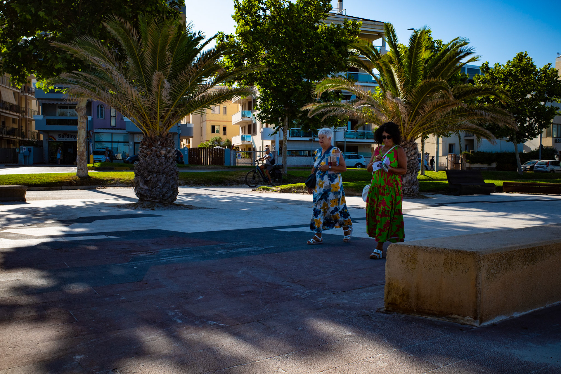 Conversations beneath the palms