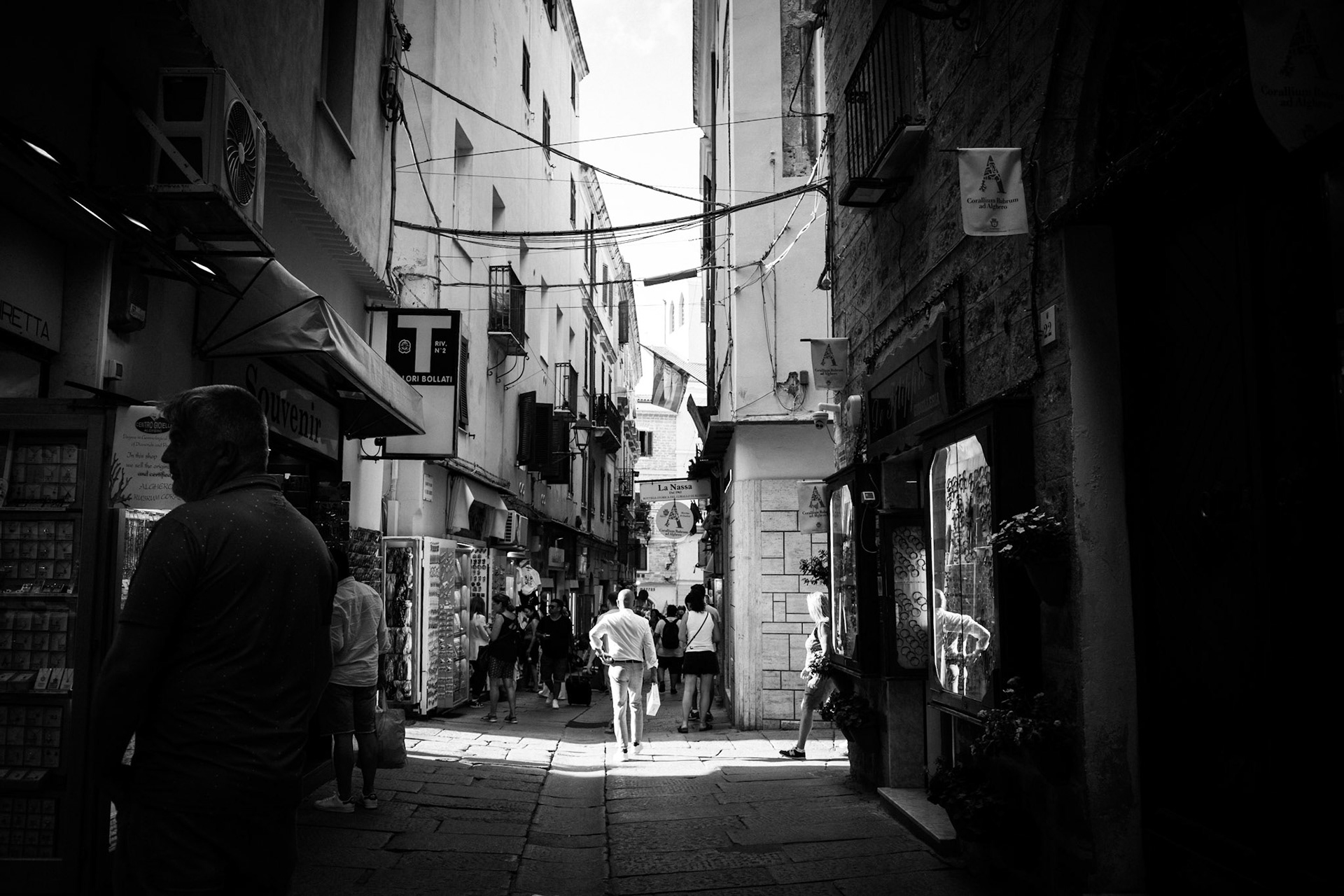 Where shadows meet the crowd