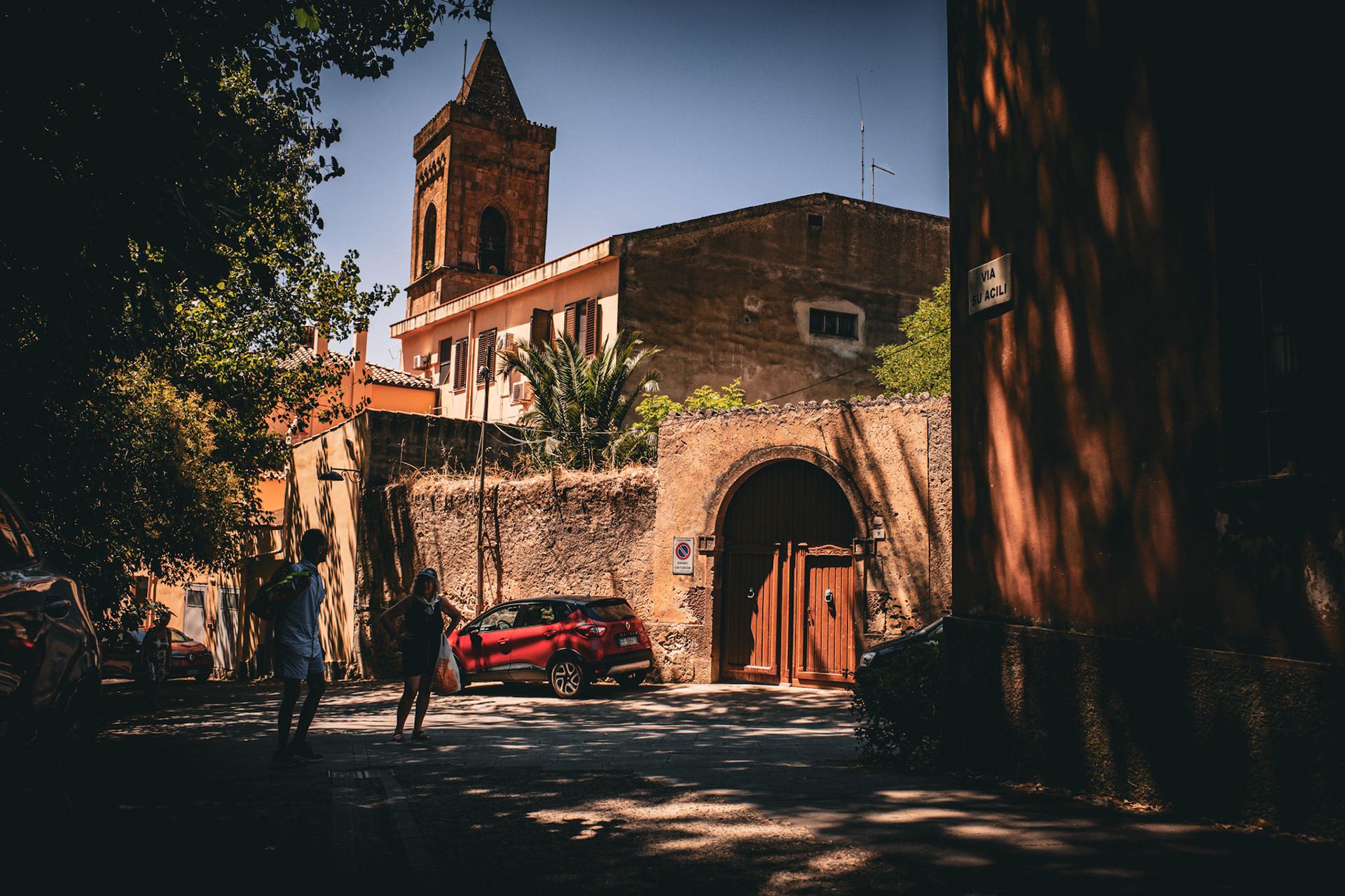 Echoes behind the gate