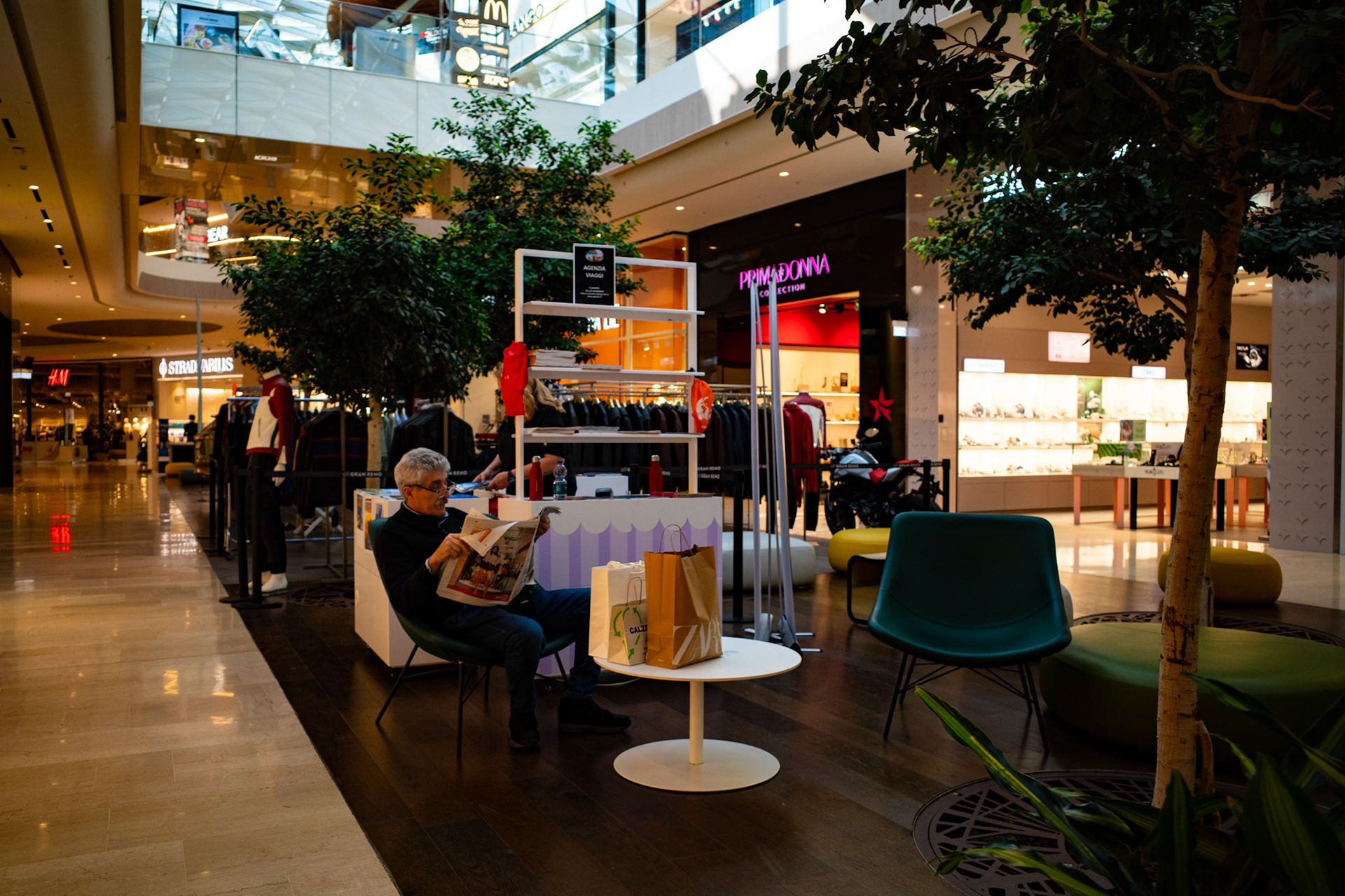 Urban pause: A coffee of light between the shop windows