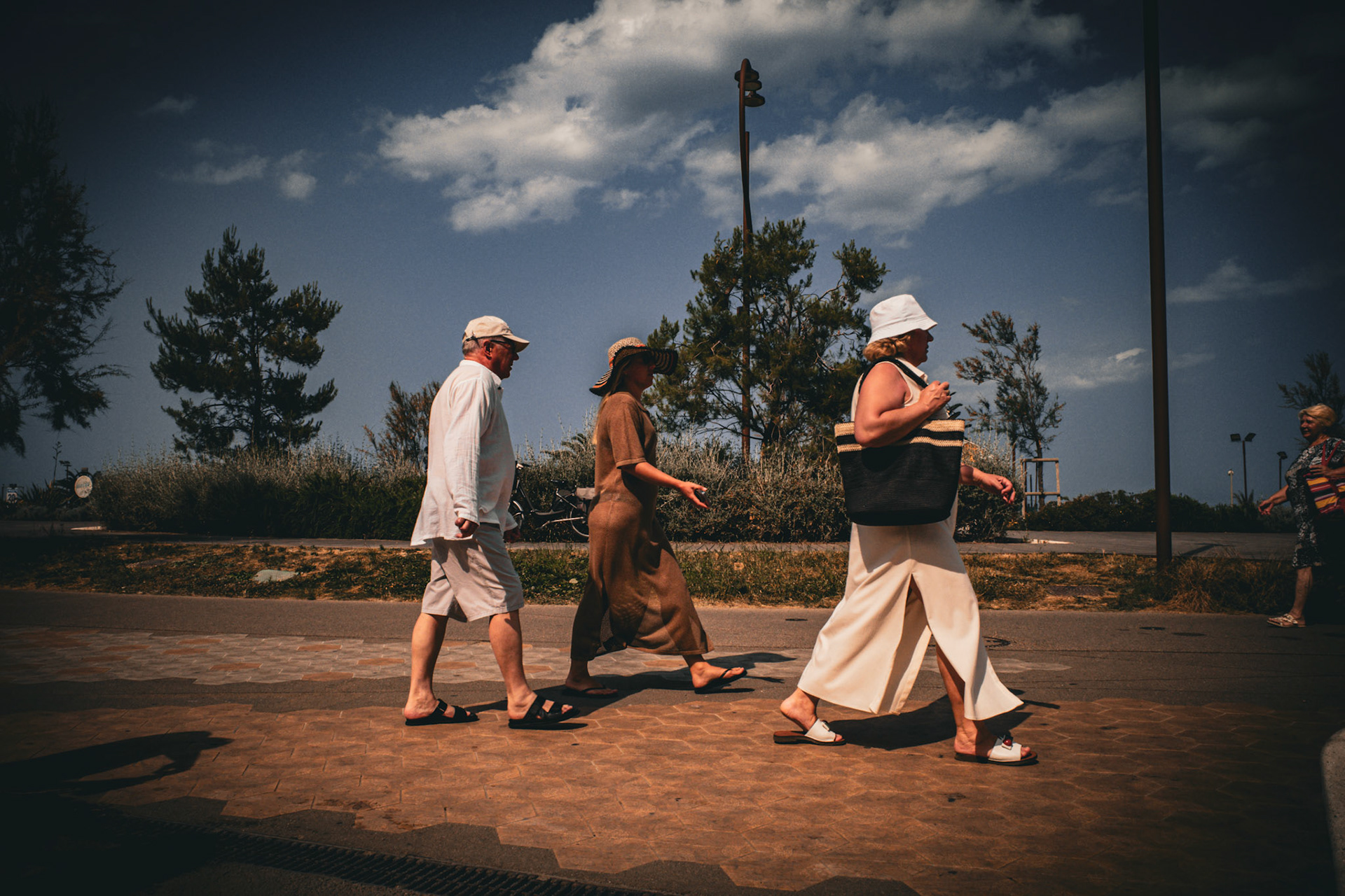 Summer strolls and silent choreographies