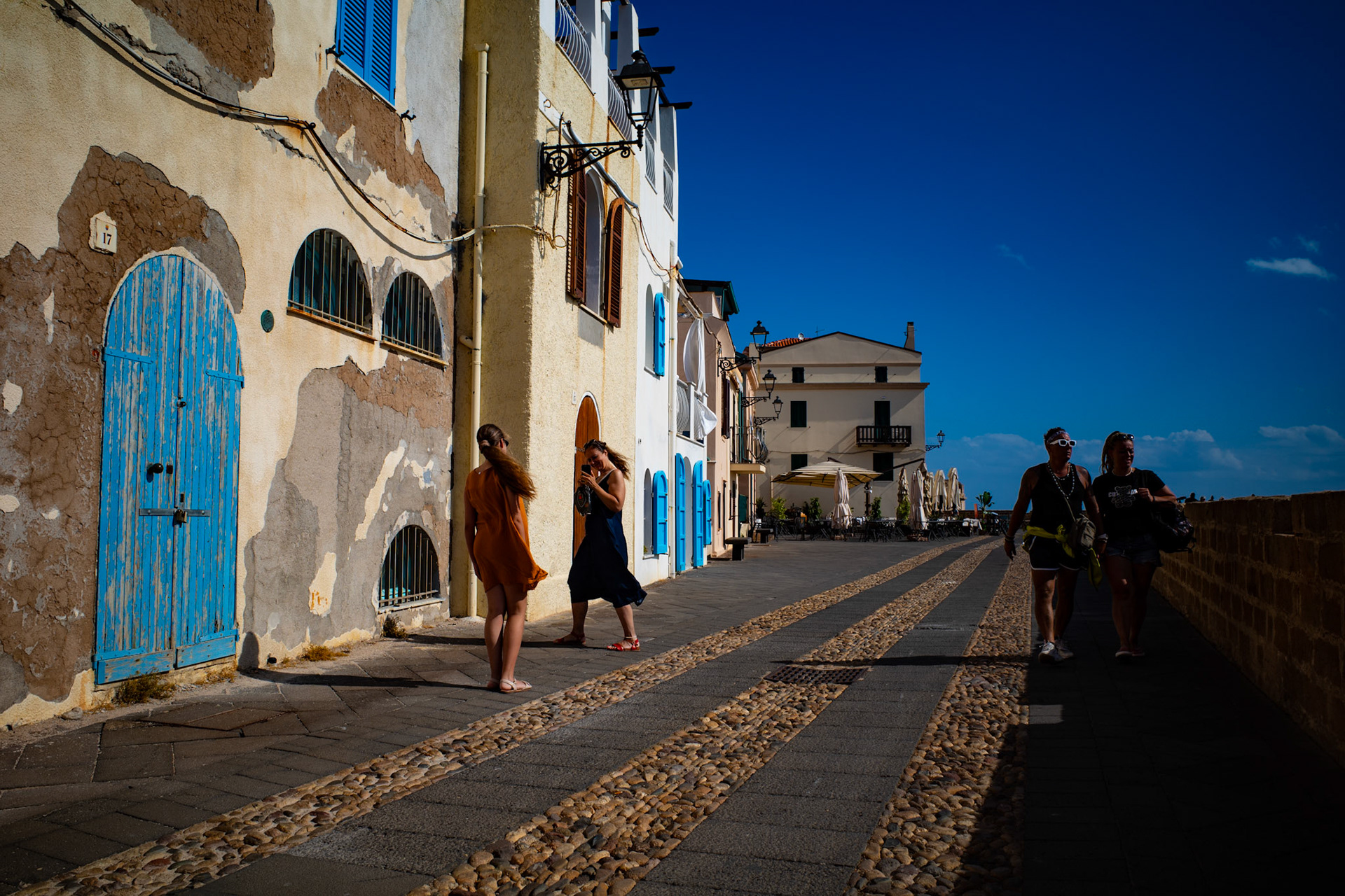 Where walls remember the sea