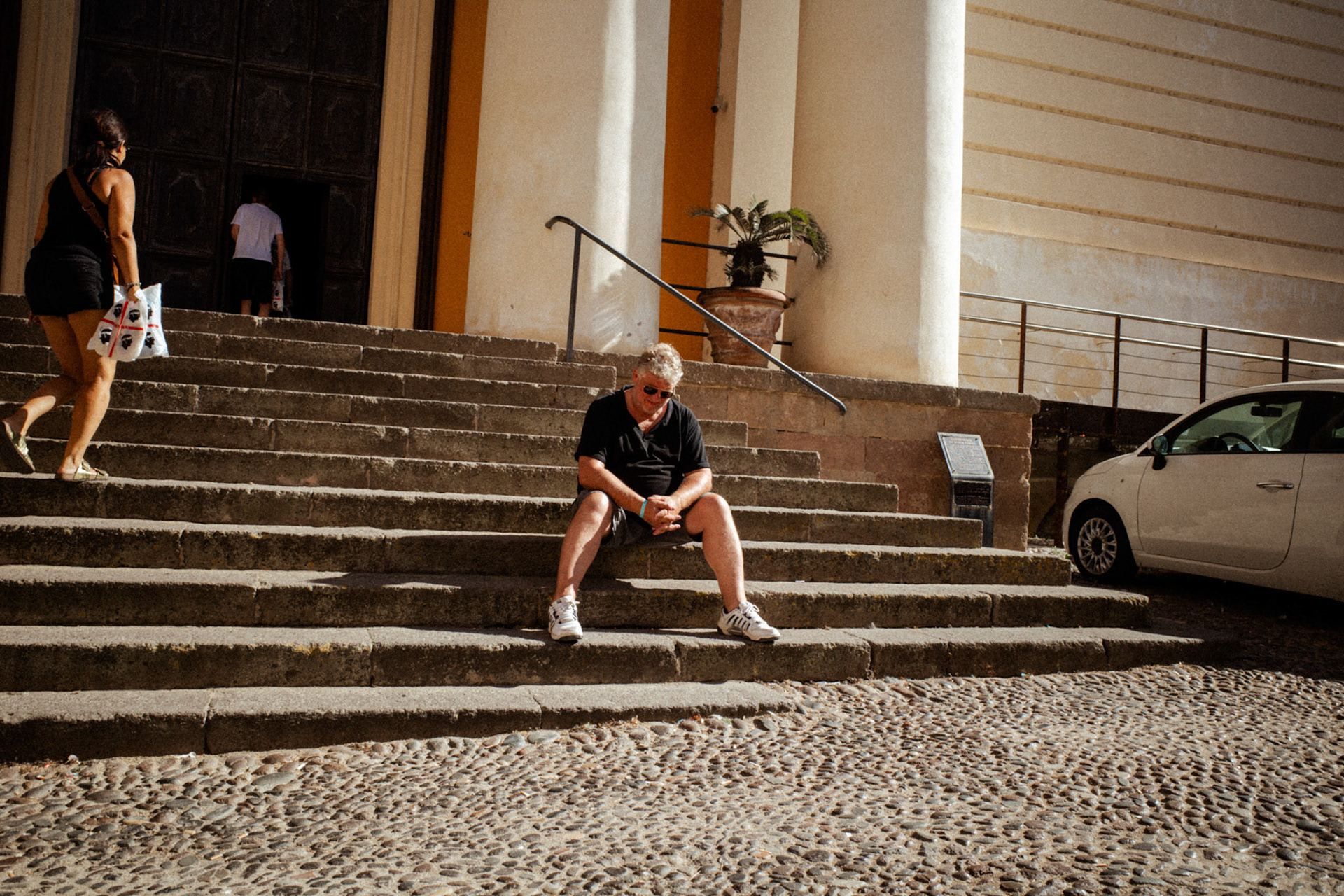 Between silence and steps