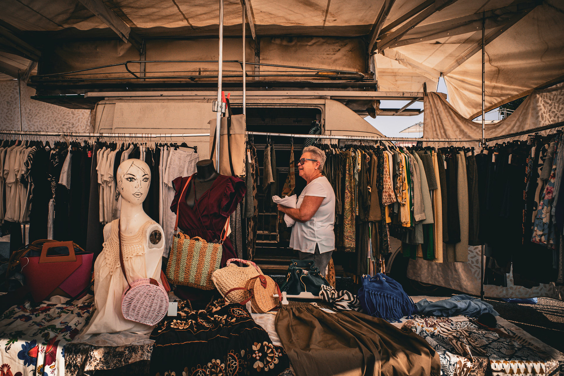 The seamstress of the street