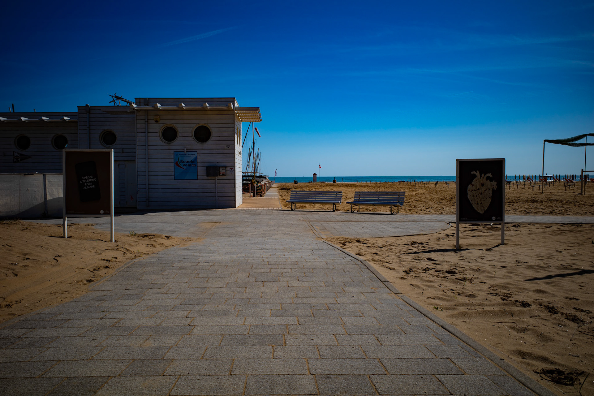 The enigma of the motionless heart