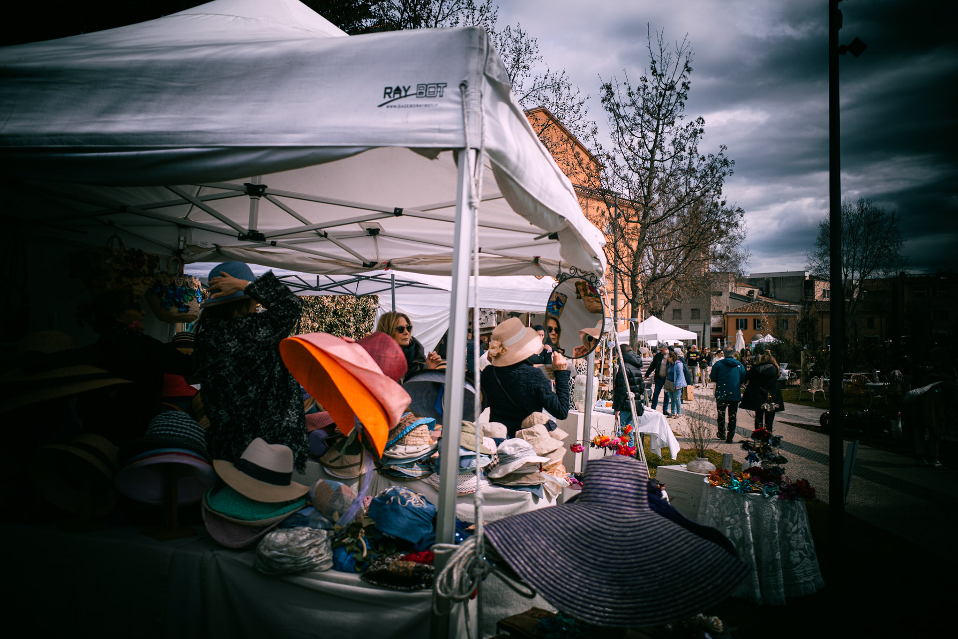Chitchat and hats under the white cloth