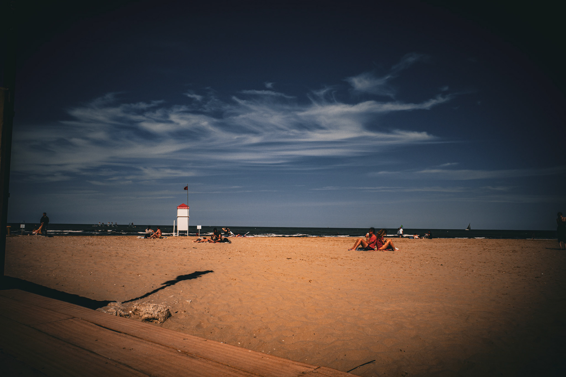 Time lies down on the sand