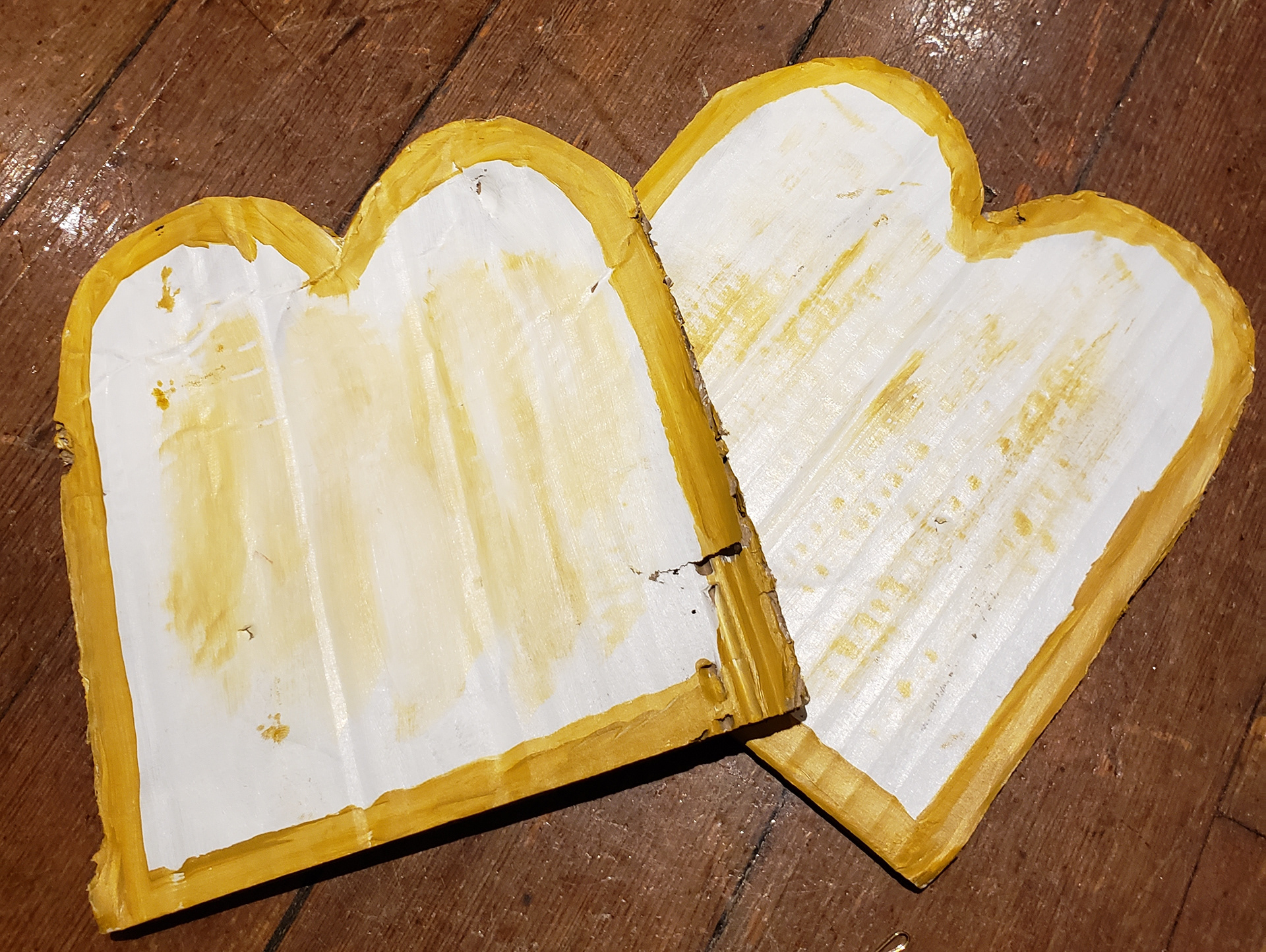 Painted cardboard for bread.