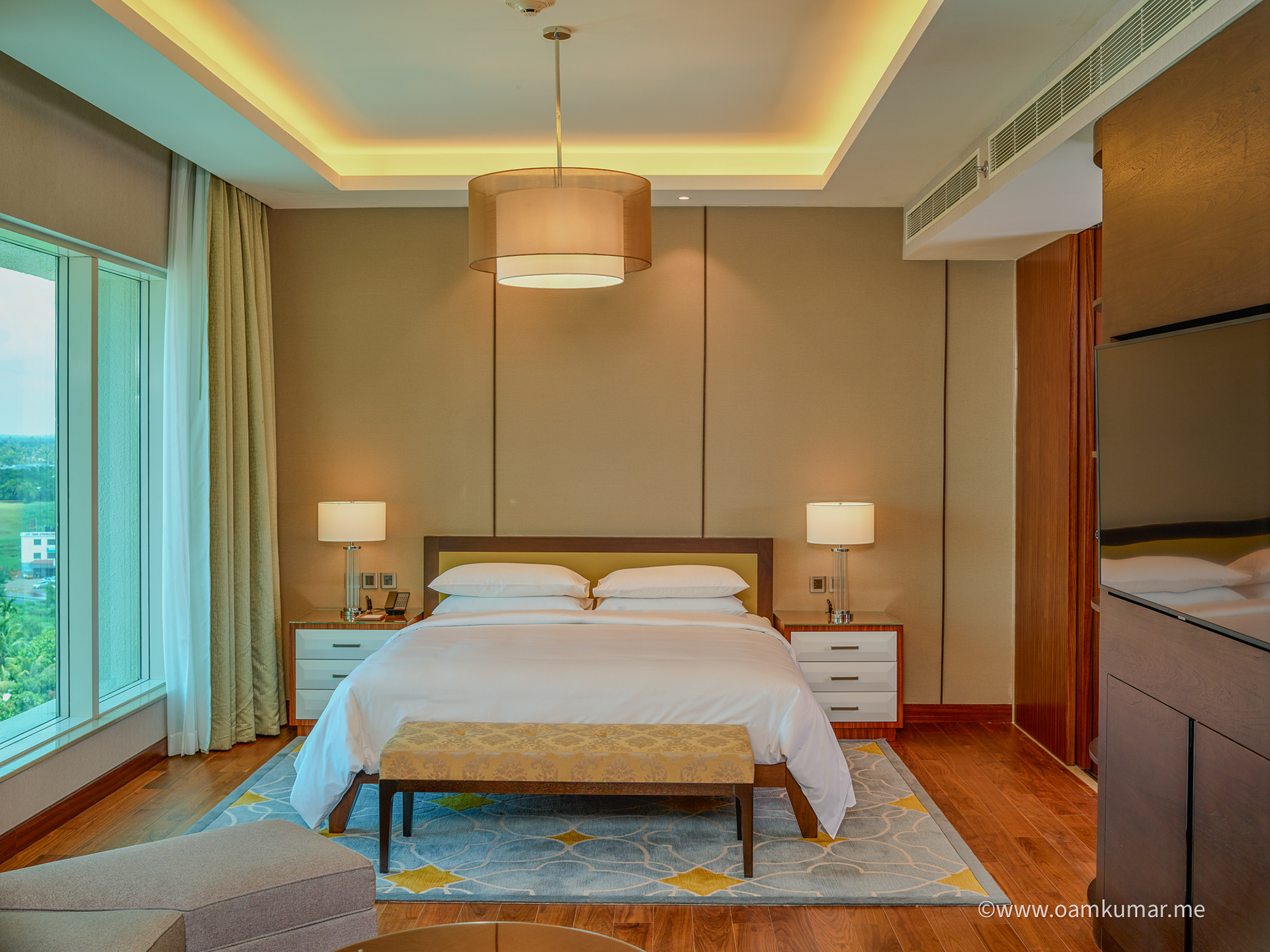 Room interior of Hyatt Regency Thrissur – photographed by Oamkumar Thottungal using a blend of natural light, ambient room lighting, and artificial lighting for balanced exposure.