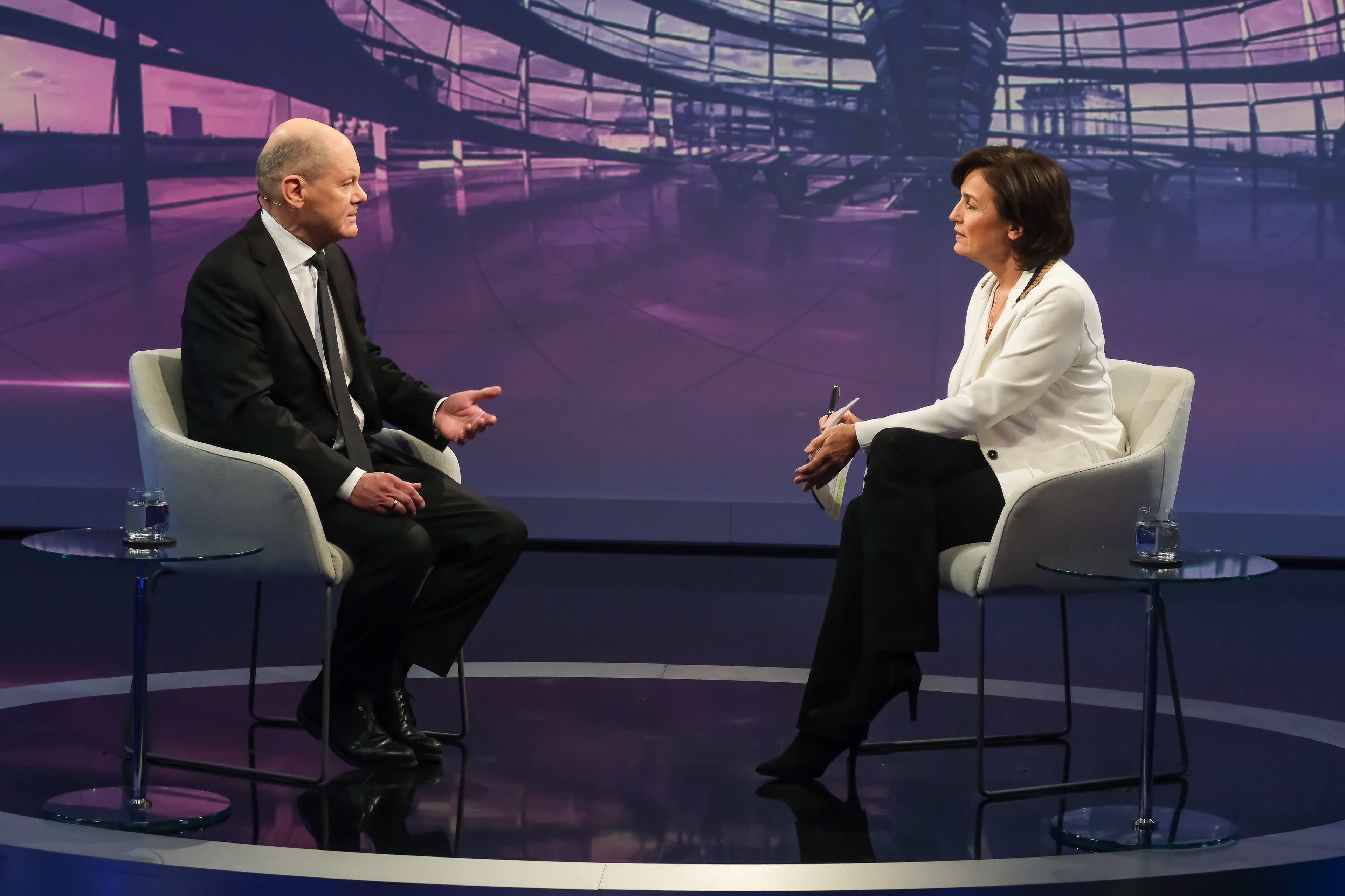 ARD/"maischberger" vom 29.01.2025; abgebildete Personen v.l.n.r. Olaf Scholz SPD, Bundeskanzler), Sandra Maischberger