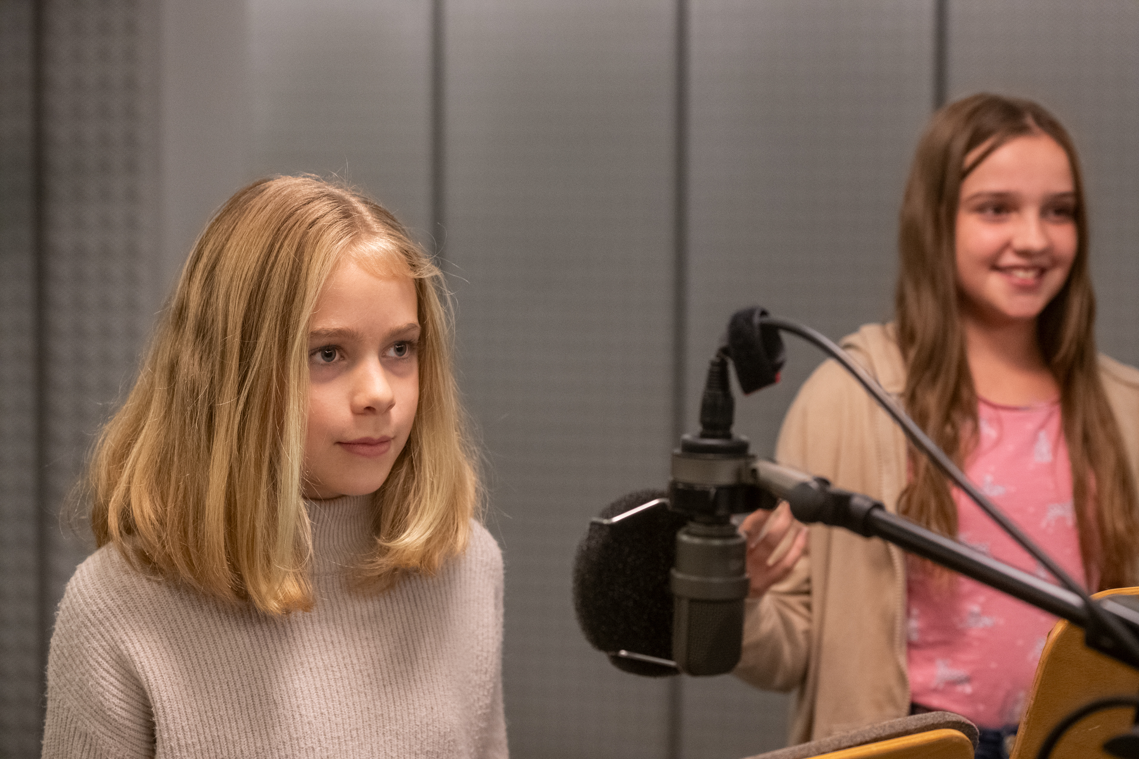 Hörspiel zur ARD-Kinderradionacht "Der Werwolf am Kratzweiher" abgebildete Personen v.l.n.r. Anni Schwarz (Rolle: Dimi), Helene Herwig (Rolle: Jojo)