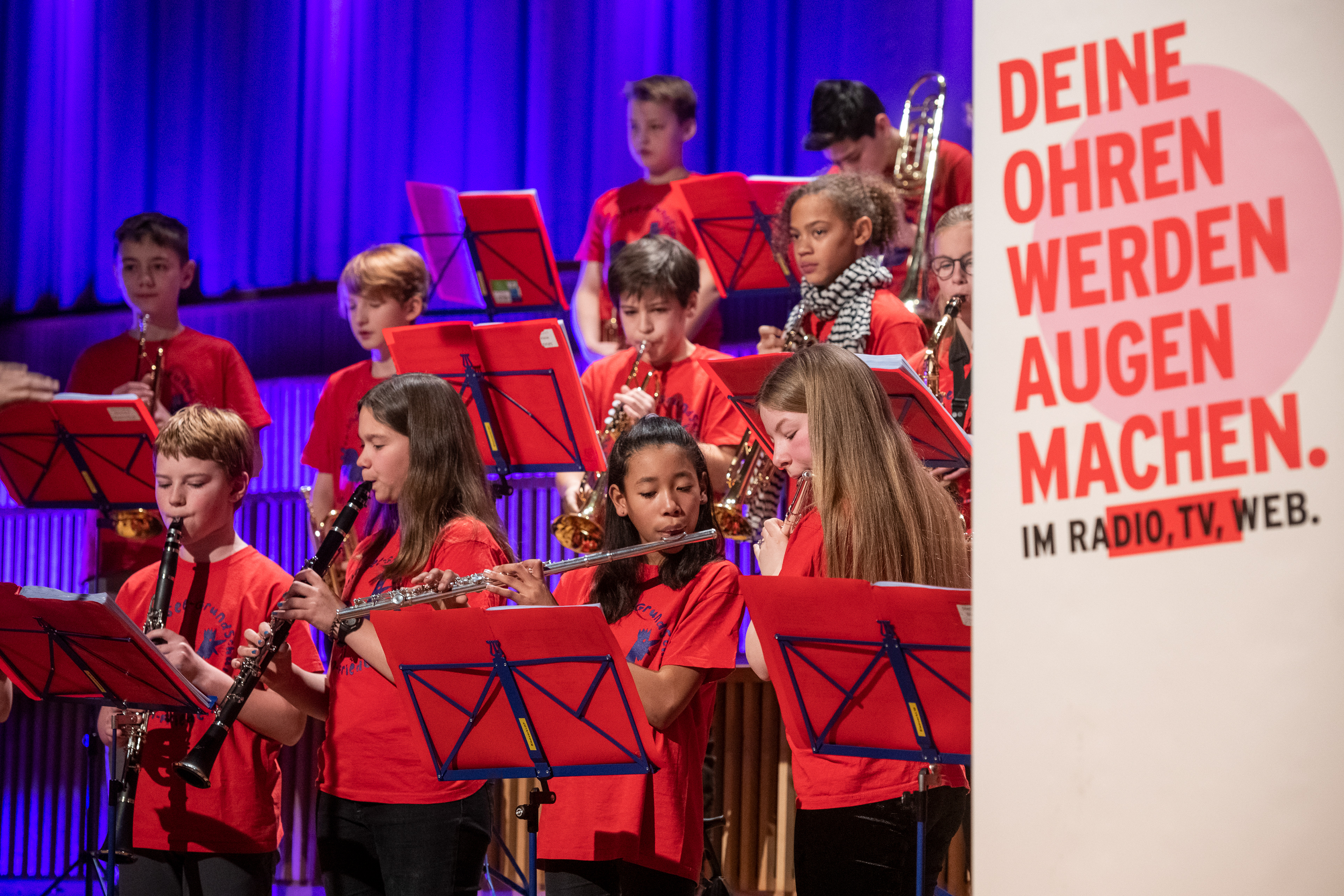 Bläserklasse 6a der Stechlin-Grundschule unter der Leitung von Konstantin Dupelius