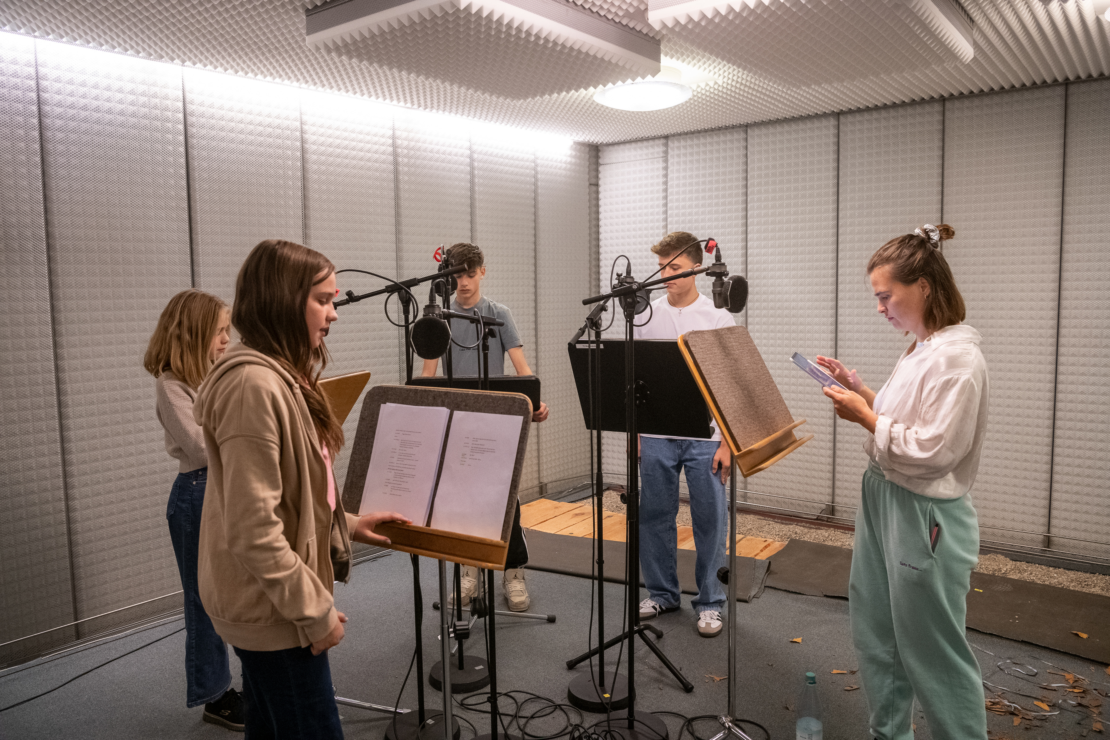Hörspiel zur ARD-Kinderradionacht "Der Werwolf am Kratzweiher" abgebildete Personen v.l.n.r. Anni Schwarz (Rolle: Dimi), Helene Herwig (Rolle: Jojo), Matti Kaminski (Rolle: Leon), Valentin Karow (Rolle: Ilyas), Lisa Hrdina (Rolle: Stella)