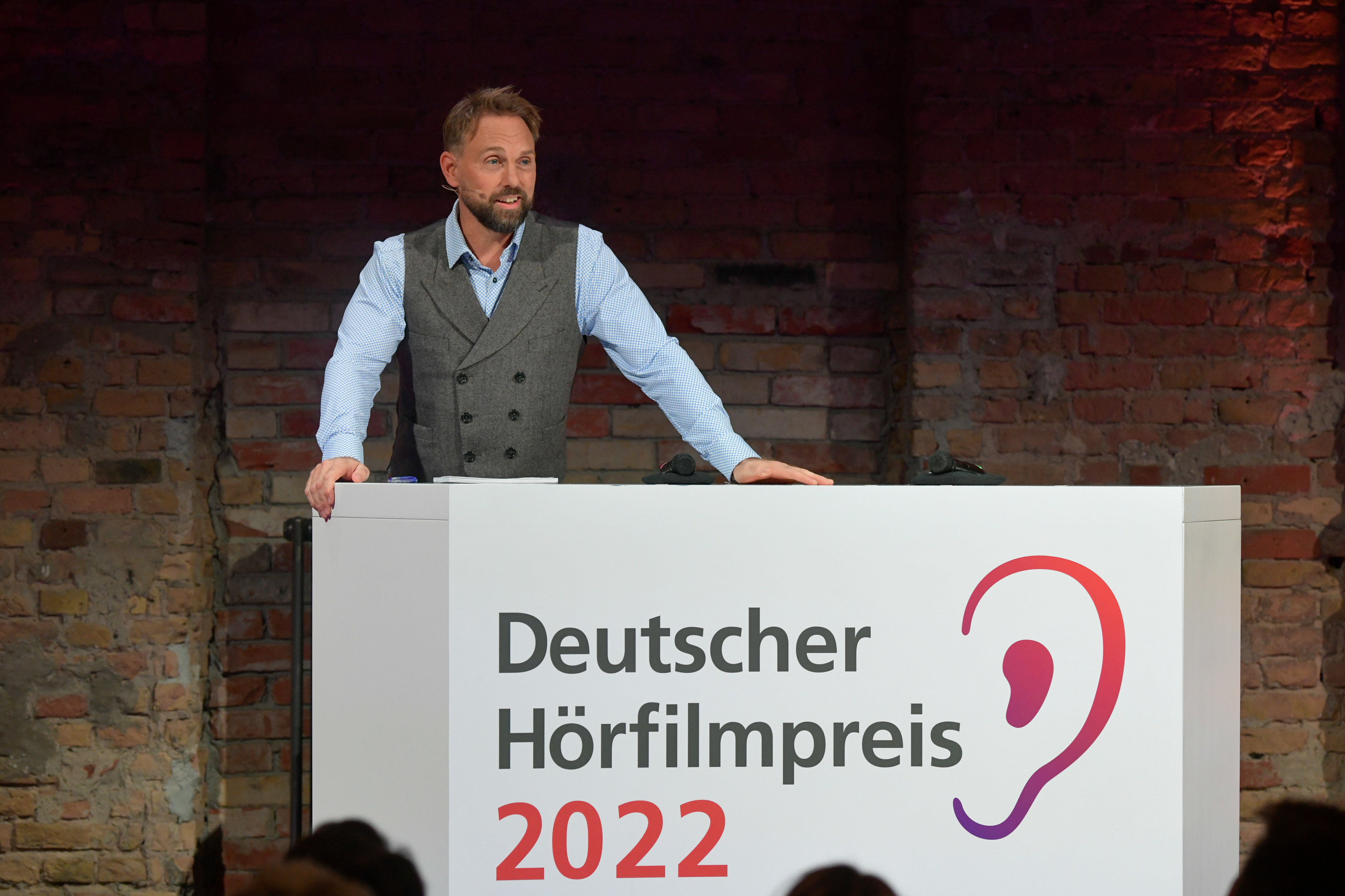 Verleihung des 20. Deutschen Hörfilmpreis am 27.09.2022 in Berlin; abgebildete Personen v.l.n.r. Steven Gätjen