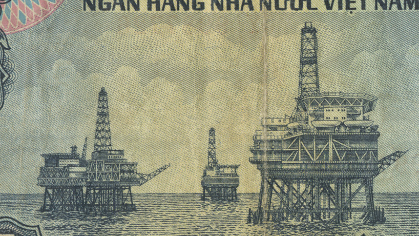 Engravings of oil rigs on the Vietnamese 5000 dong-note.