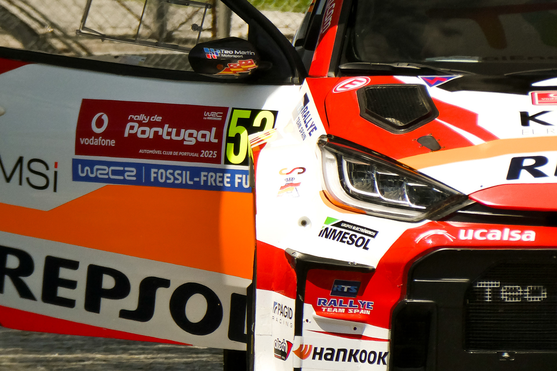 Pilotos do mundial de ralis em ação no Rally de Portugal, cobertura fotográfica por Lara Peixoto Photography.