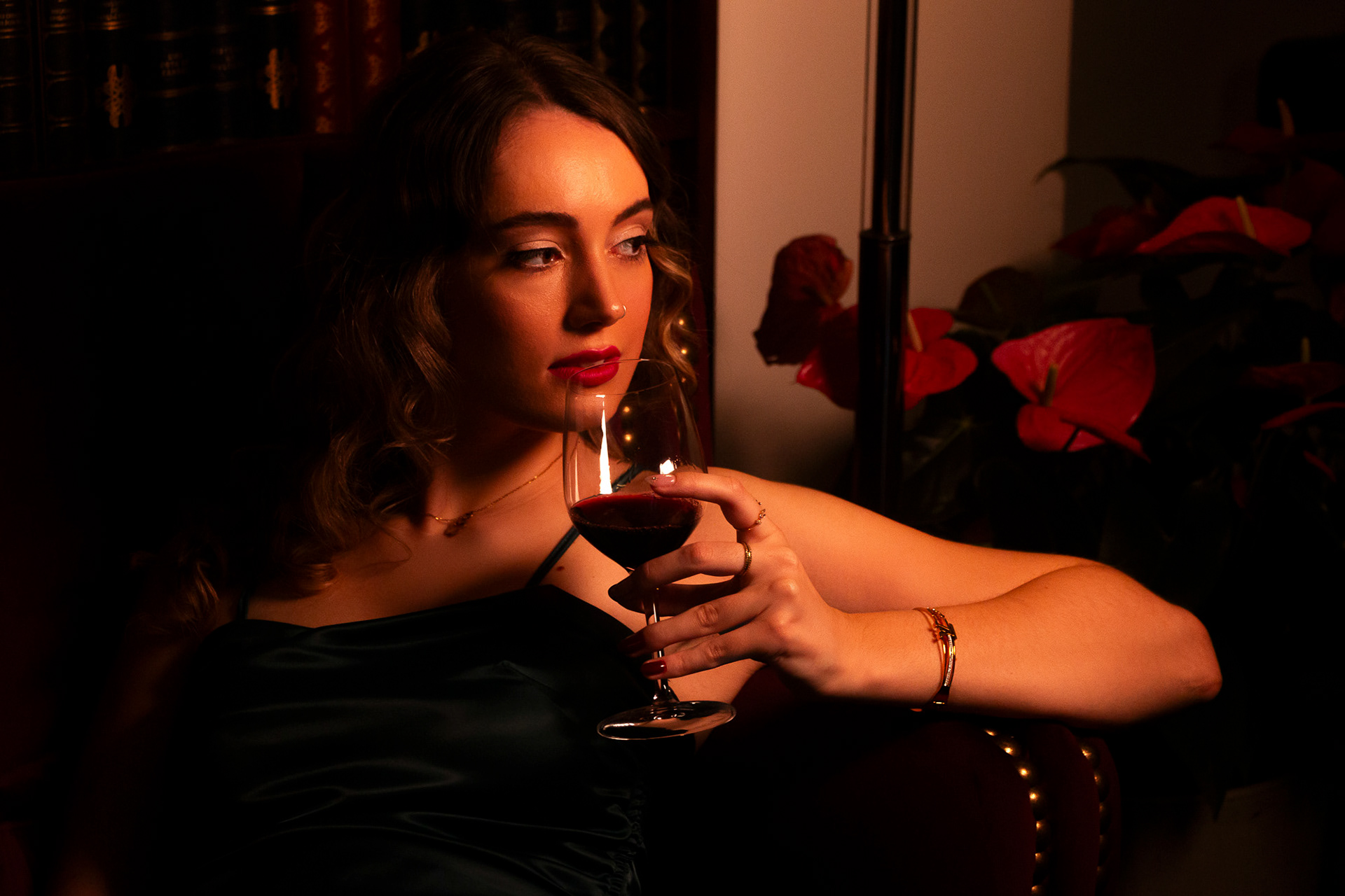 Retrato descontraído e sofisticado na área social de um hotel de charme no Porto, foto por Lara Peixoto.
