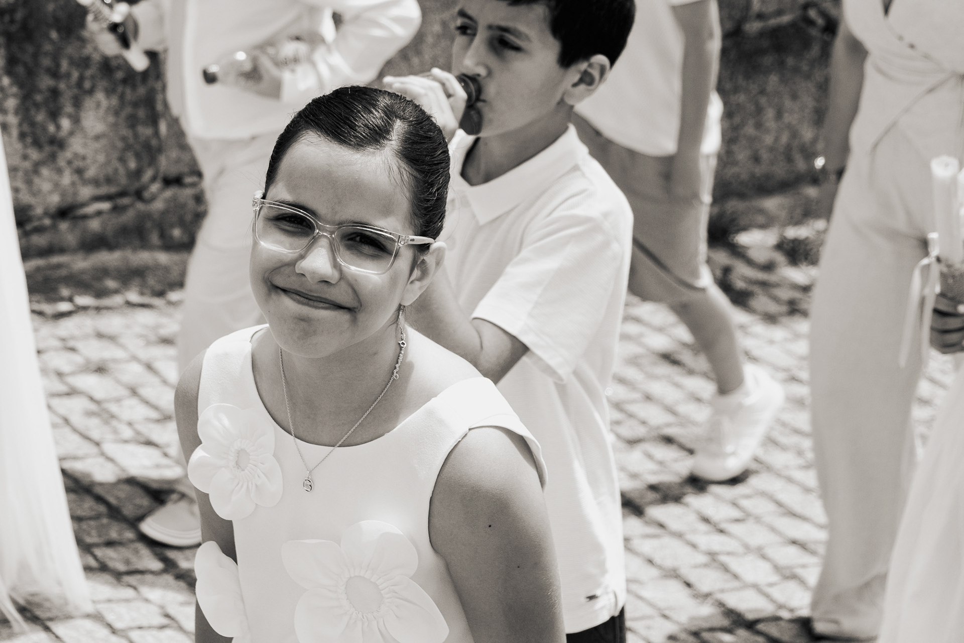Momento da Procissão de Fé na igreja no Grande Porto, reportagem por Lara Peixoto Photography.