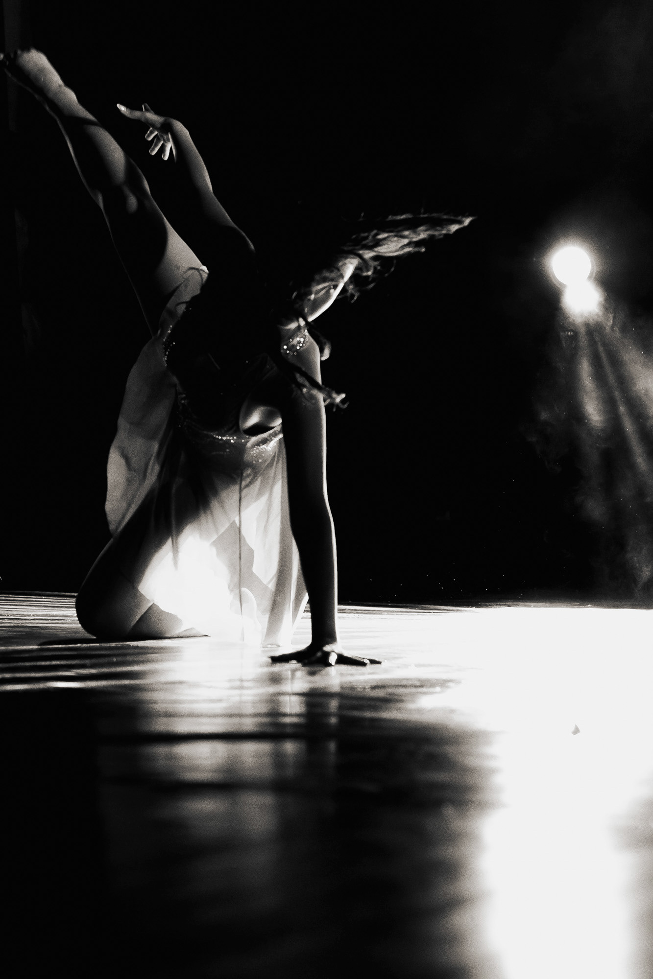 Bailarinos em performance artística ao vivo, fotografia de dança e espetáculo no Porto por Lara Peixoto.