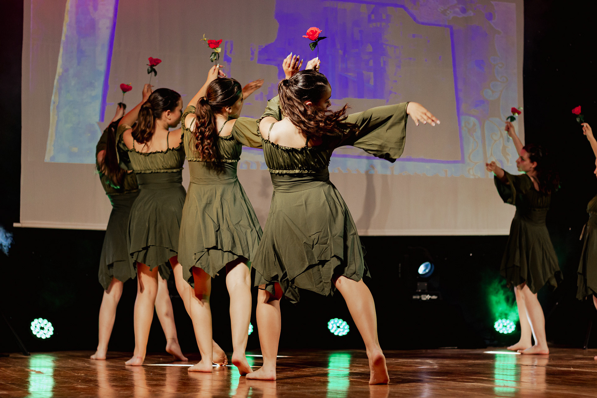 Bailarinos em performance ao vivo, fotografia de dança e espetáculo em Porto por Lara Peixoto.